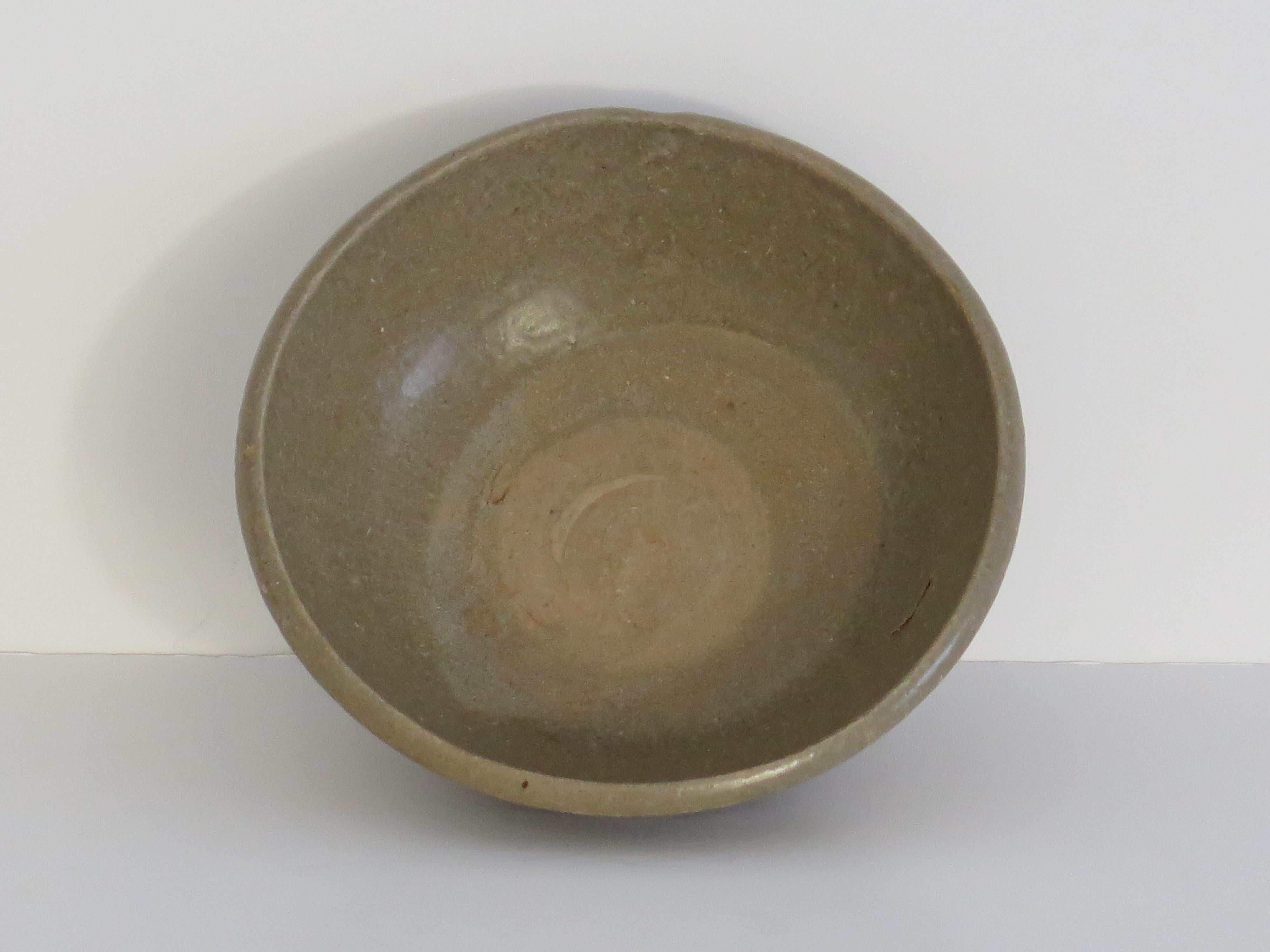 Chinesische Export-Steinzeugschale Longquan Celadon, frühe Ming Dynasty CIRCA 1400 im Angebot 1