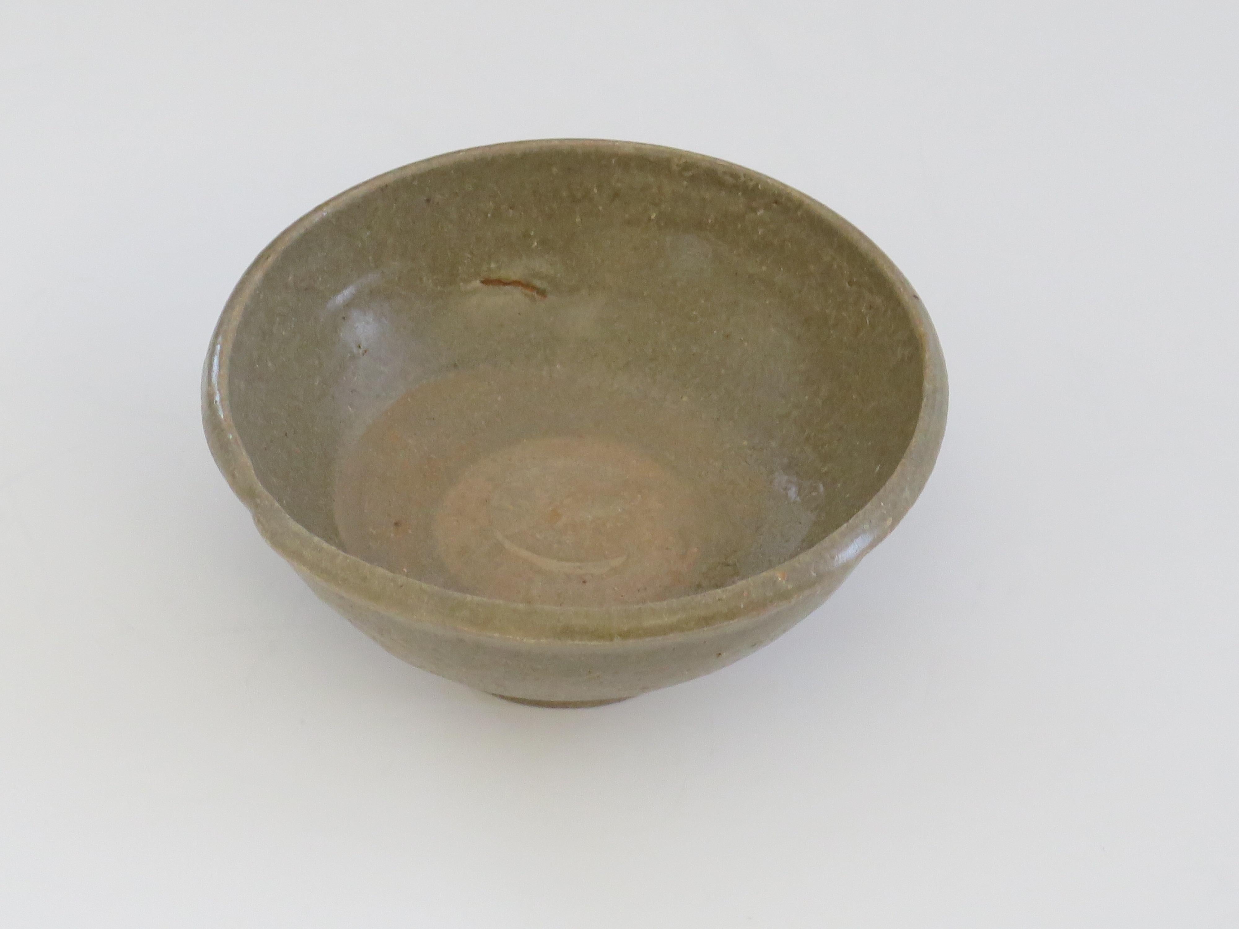 Chinese Export Stoneware Bowl Longquan Celadon, Early Ming Dynasty Circa 1400 For Sale 4