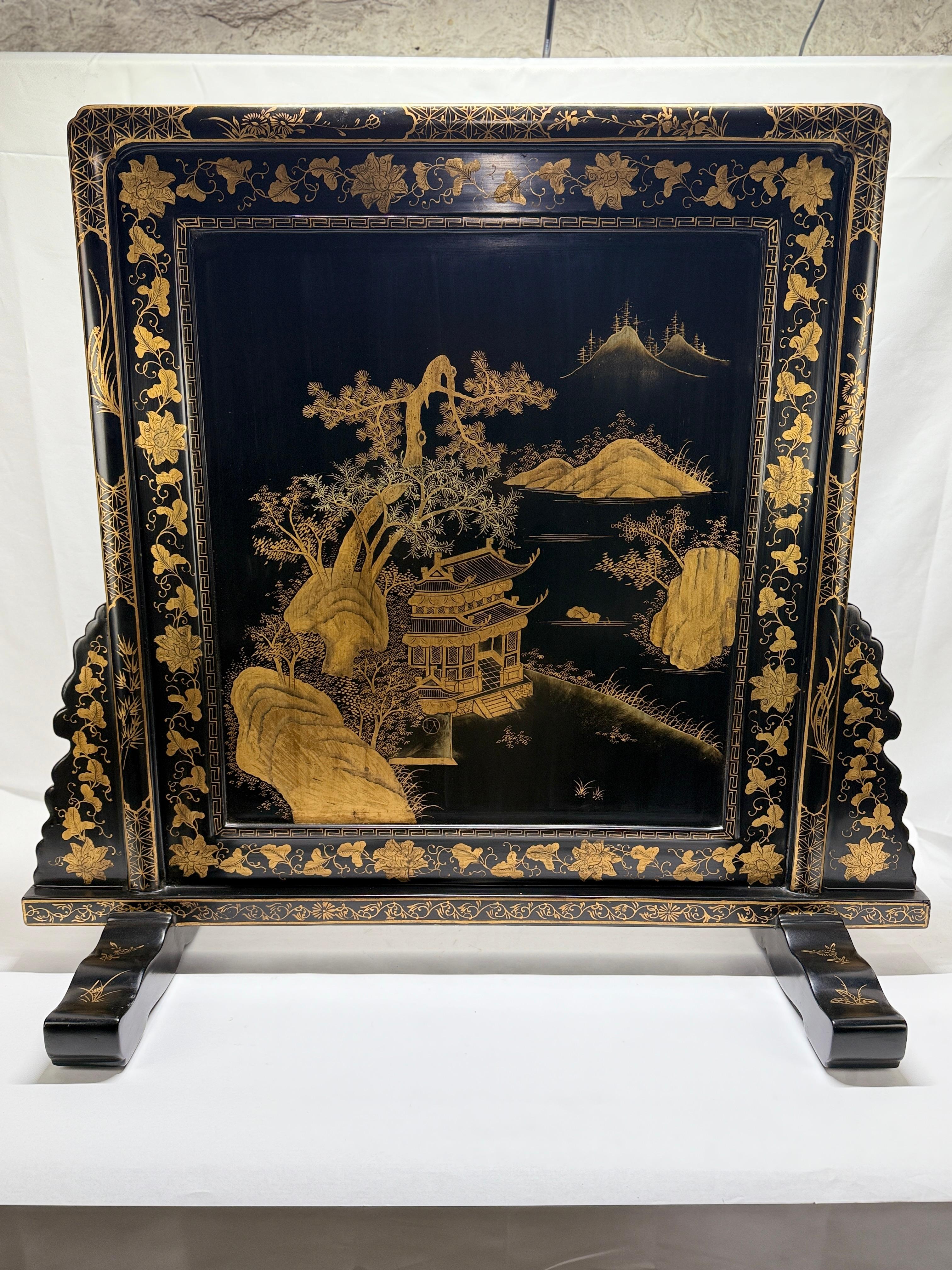 Exportation chinoise Table ou écran de cheminée de style export chinois décoré de dorures et de laque noire en vente