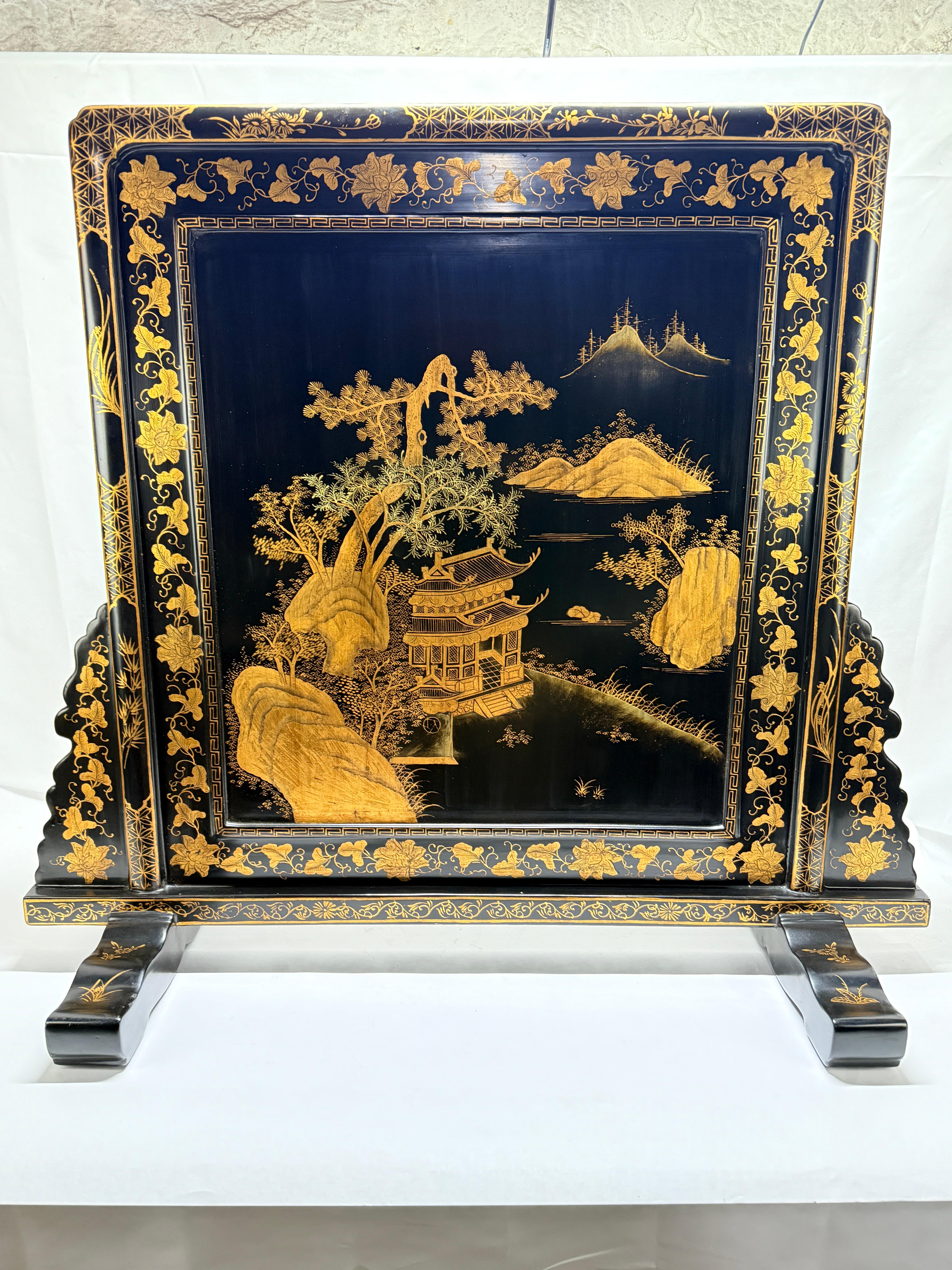 Chinois Table ou écran de cheminée de style export chinois décoré de dorures et de laque noire en vente