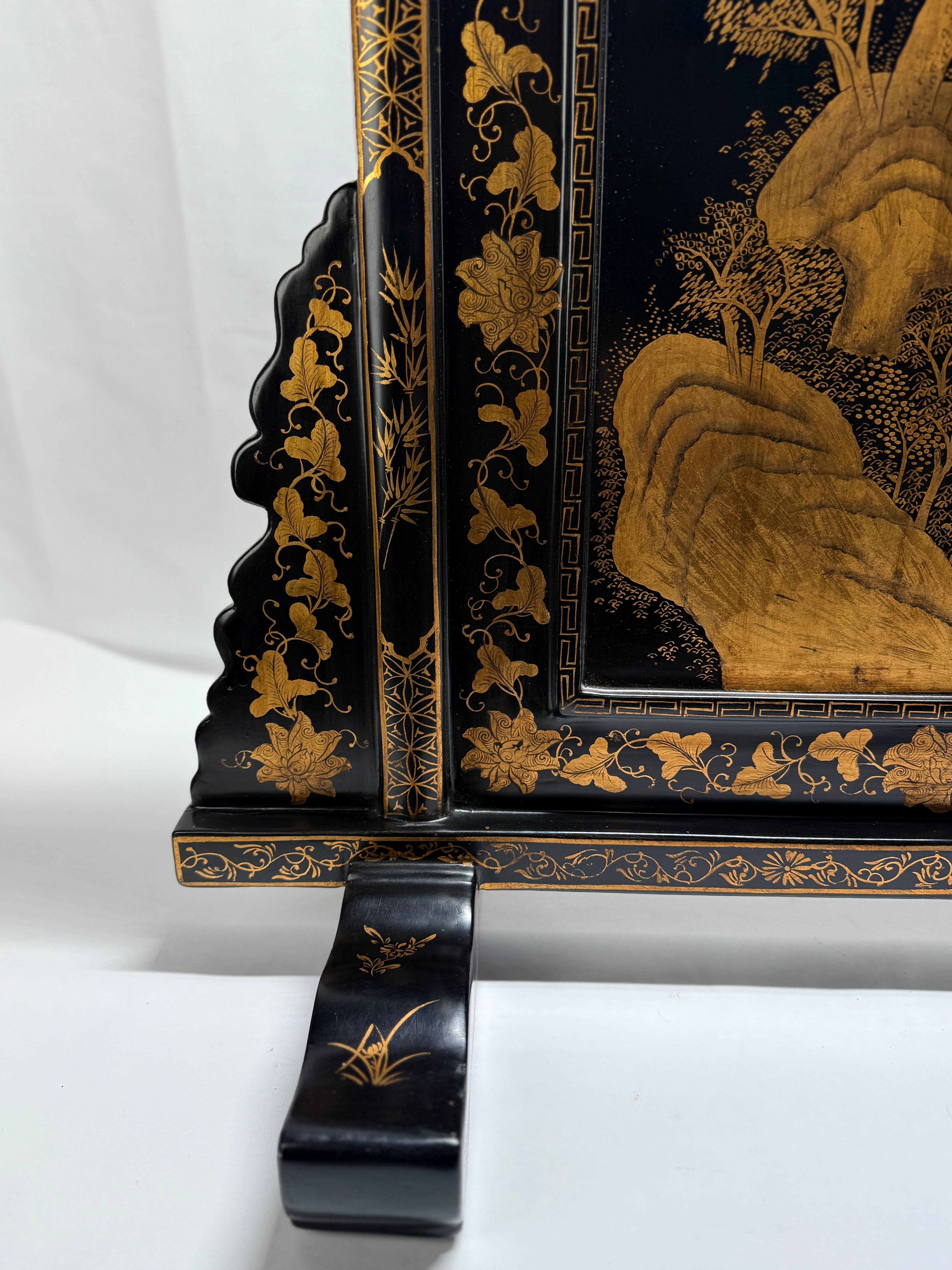 Table ou écran de cheminée de style export chinois décoré de dorures et de laque noire Bon état - En vente à Atlanta, GA