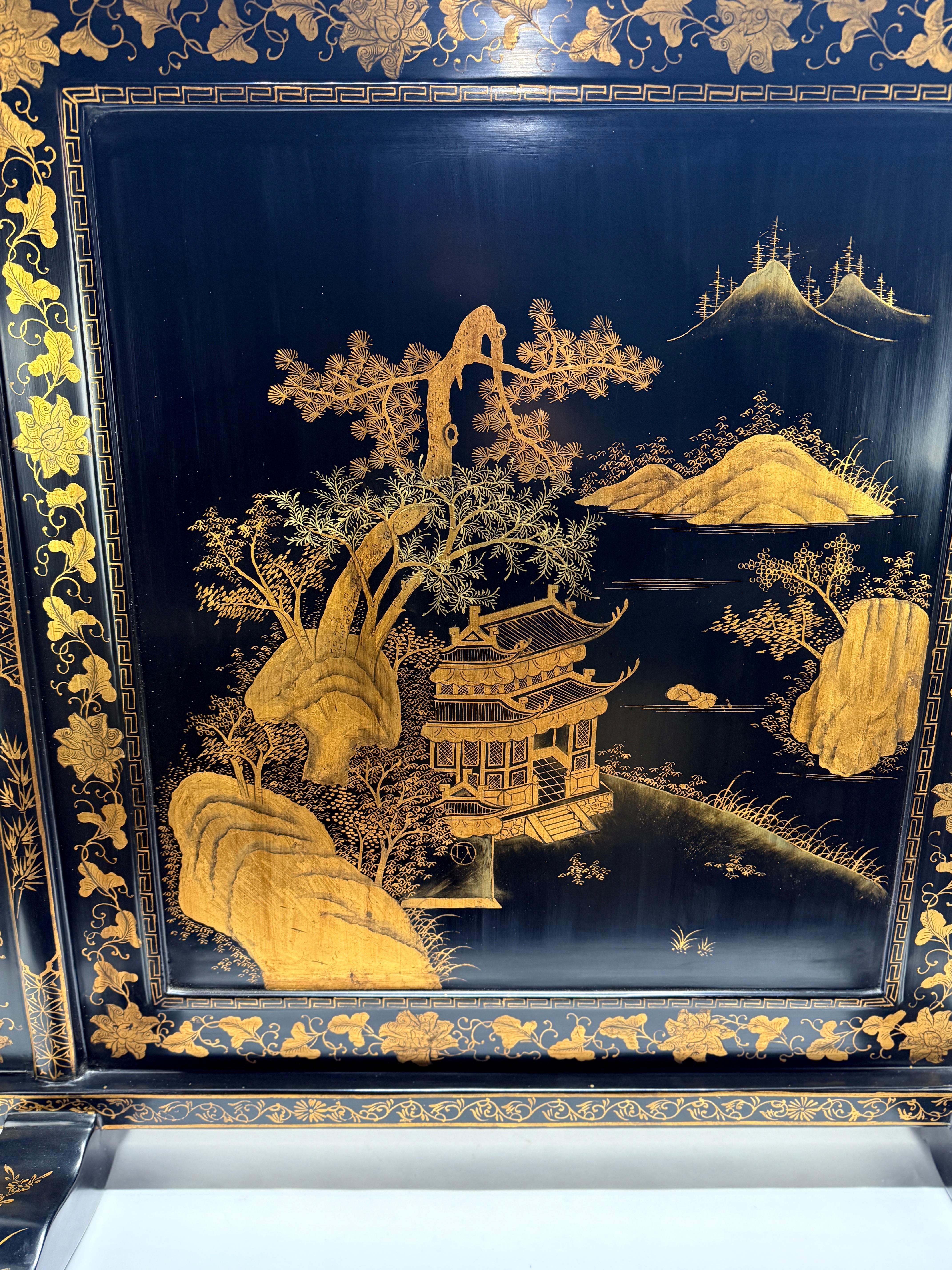 20ième siècle Table ou écran de cheminée de style export chinois décoré de dorures et de laque noire en vente