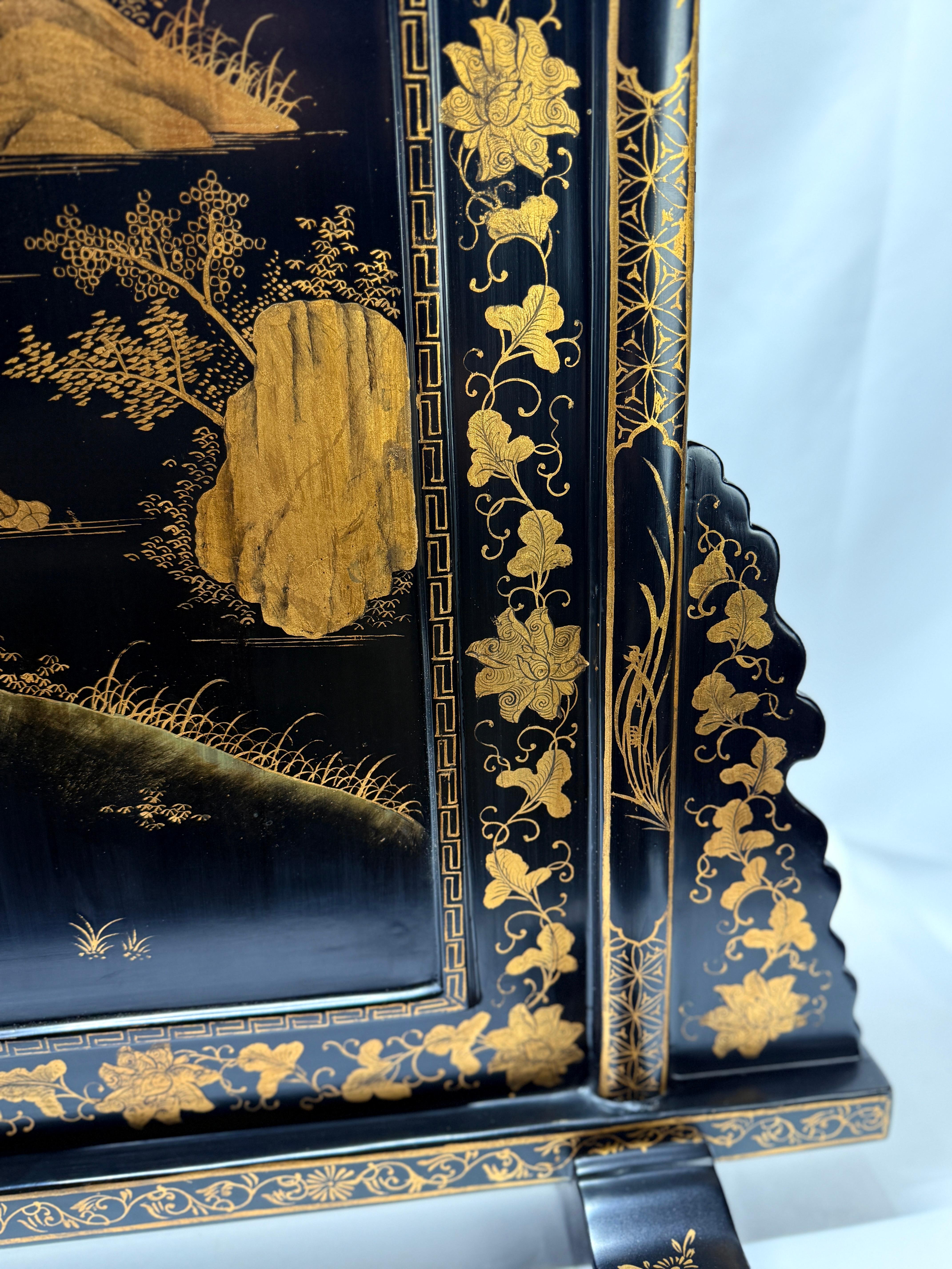 Bois doré Table ou écran de cheminée de style export chinois décoré de dorures et de laque noire en vente