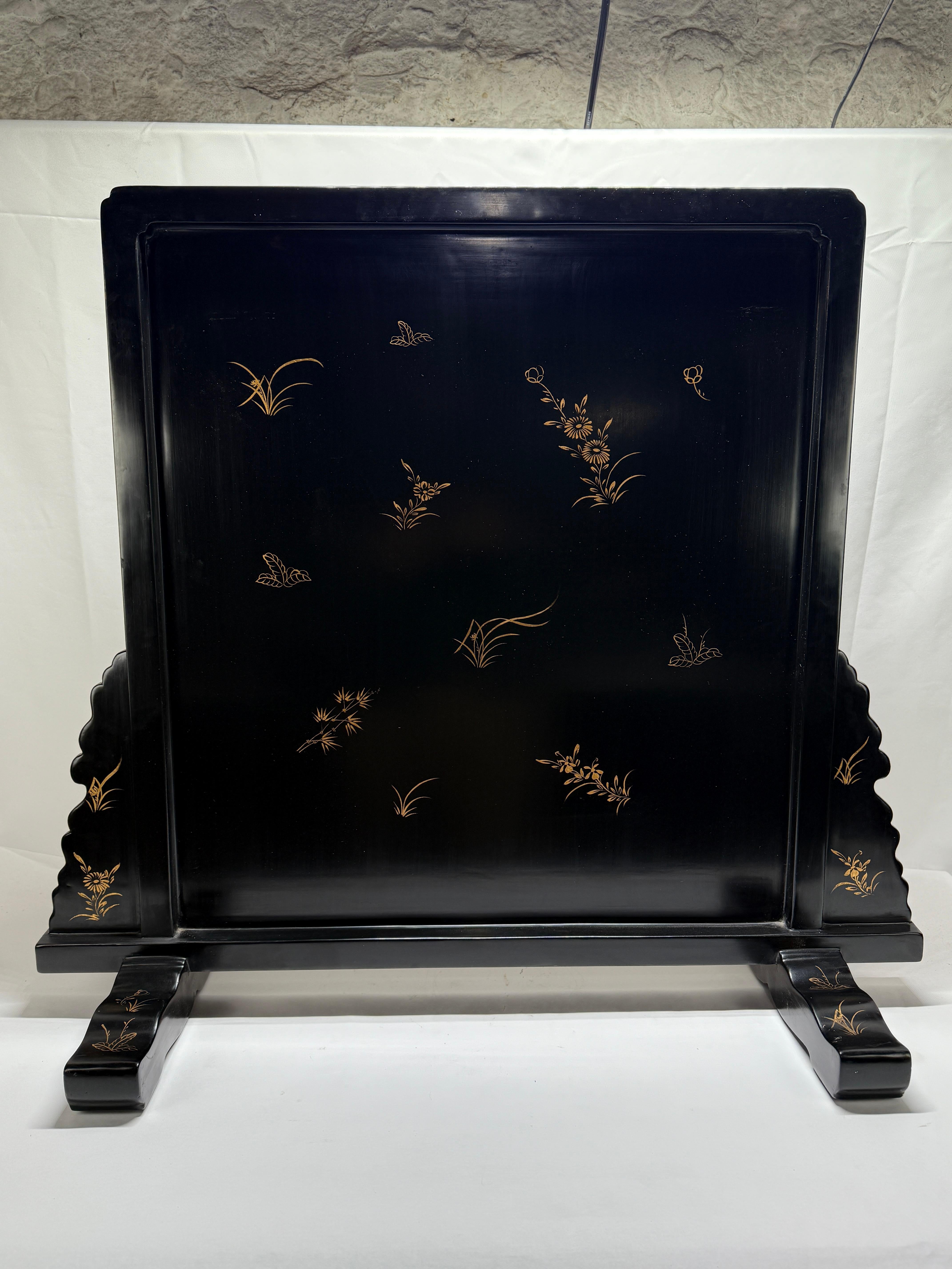 Table ou écran de cheminée de style export chinois décoré de dorures et de laque noire en vente 1