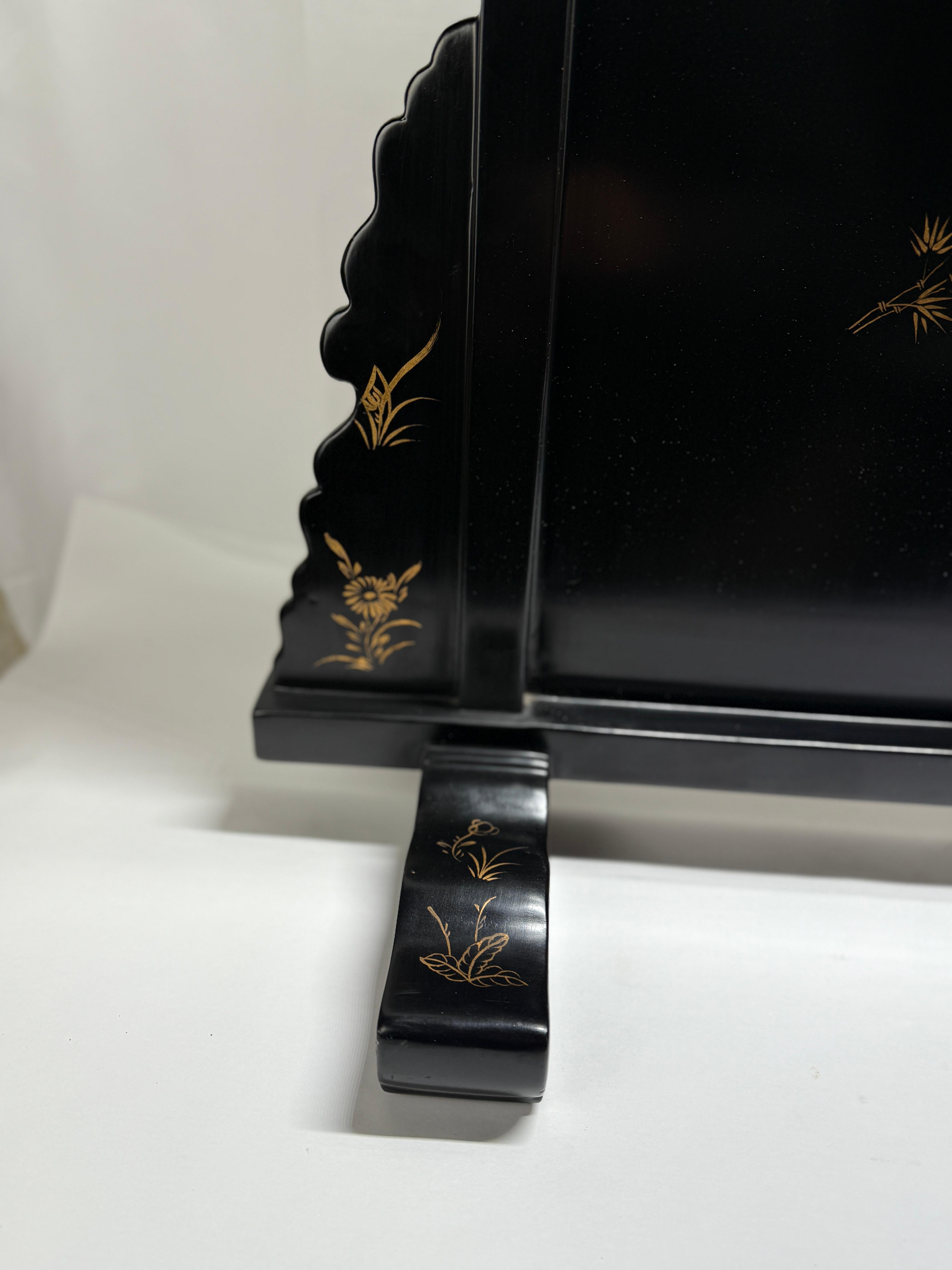 Table ou écran de cheminée de style export chinois décoré de dorures et de laque noire en vente 2