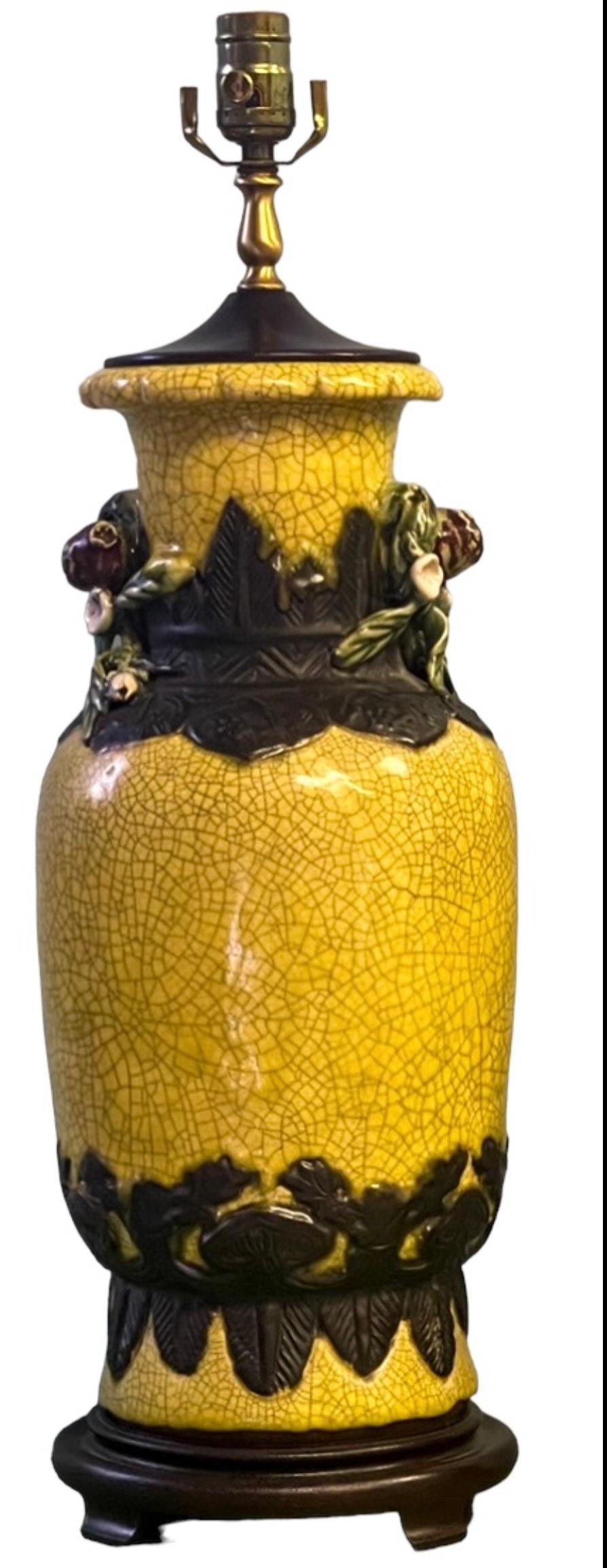 Il s'agit d'une belle paire de lampes de table en forme de jarre de style export chinois. Ils sont en céramique avec une finition brillante en berceau marigold. La paire est en état de marche.