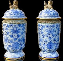 Paire de pots à gingembre bleu et blanc de style exporté chinois de Maitland-Smith avec chiens Foo