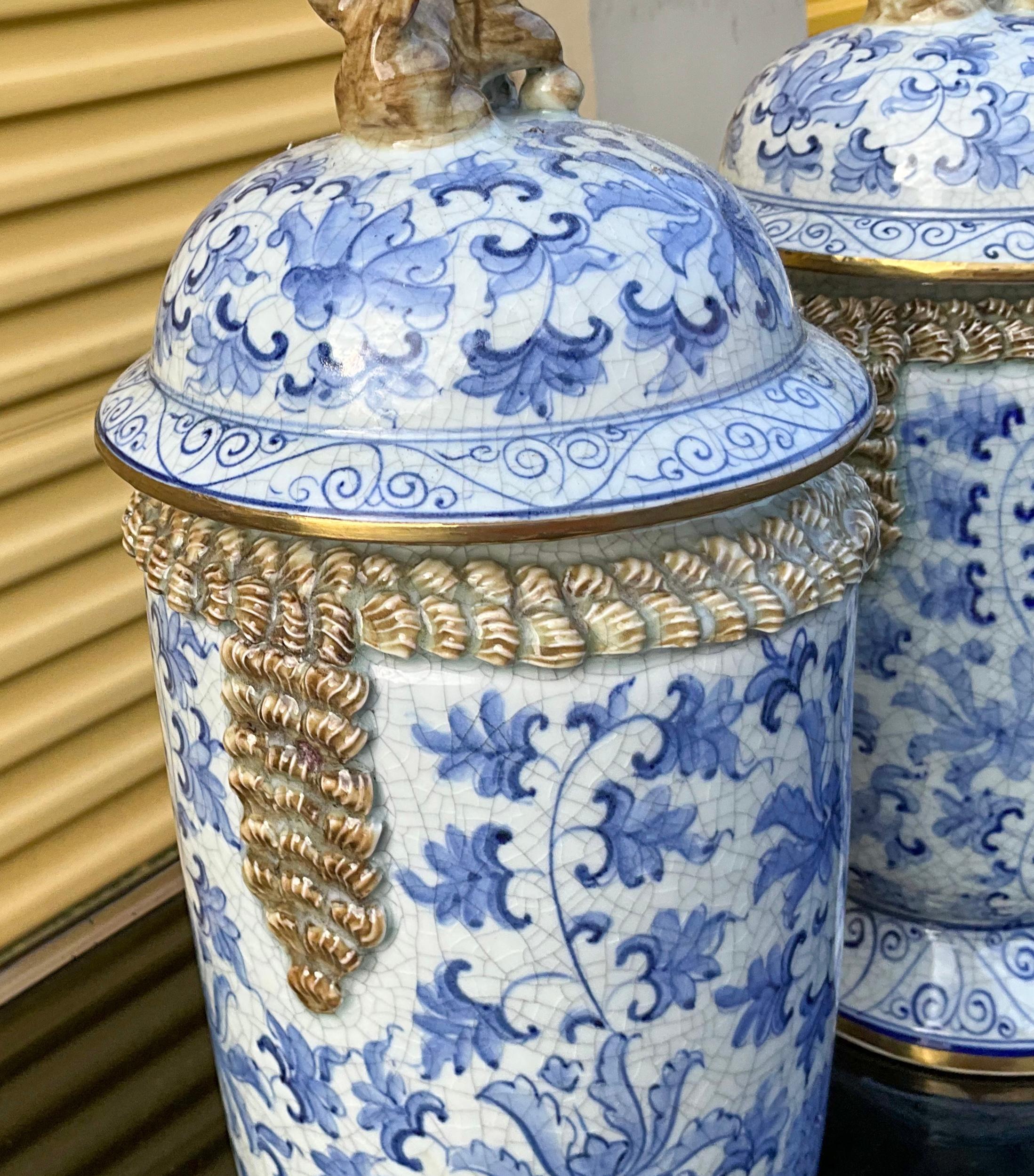 Exportation chinoise Paire de pots à gingembre bleu et blanc de style exporté chinois de Maitland-Smith avec chiens Foo en vente