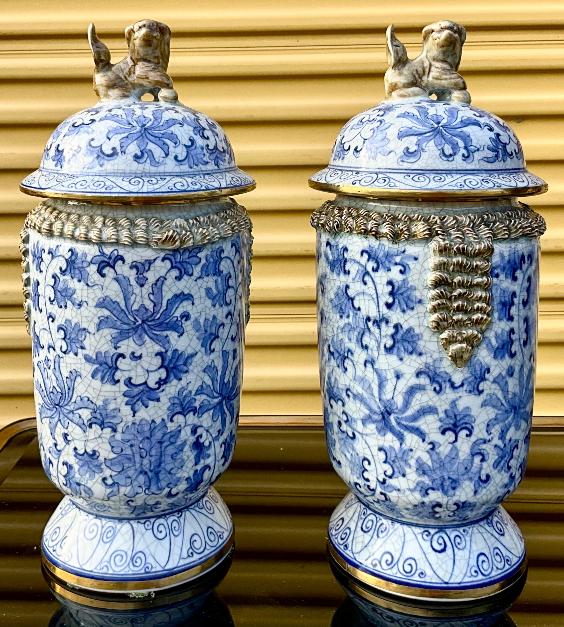 Philippin Paire de pots à gingembre bleu et blanc de style exporté chinois de Maitland-Smith avec chiens Foo en vente