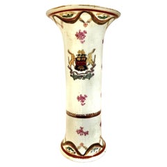Vase de garniture héraldique en porcelaine de style « export » chinois