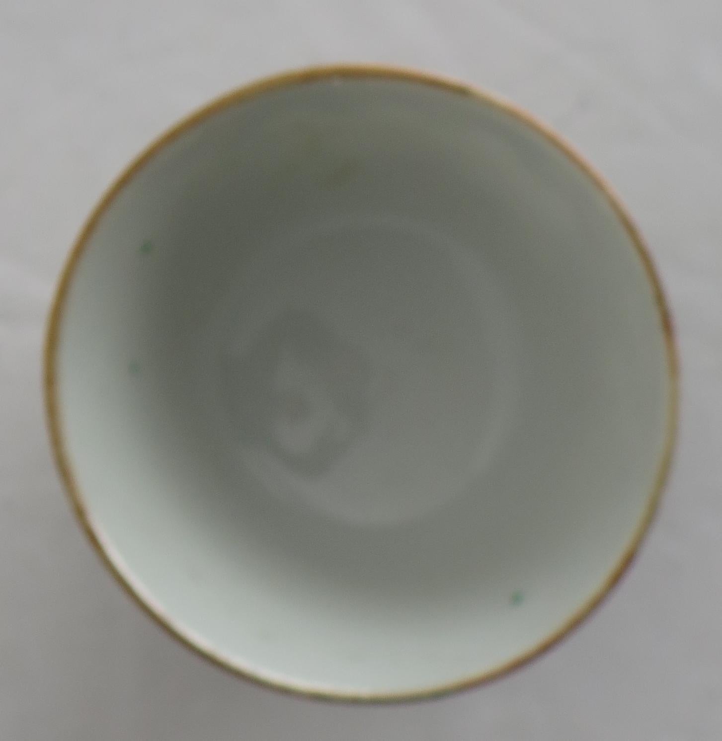 Chinese Export Tea Bowl Canton Rose Medallion Porcelain and Stand, circa 1830 For Sale 4