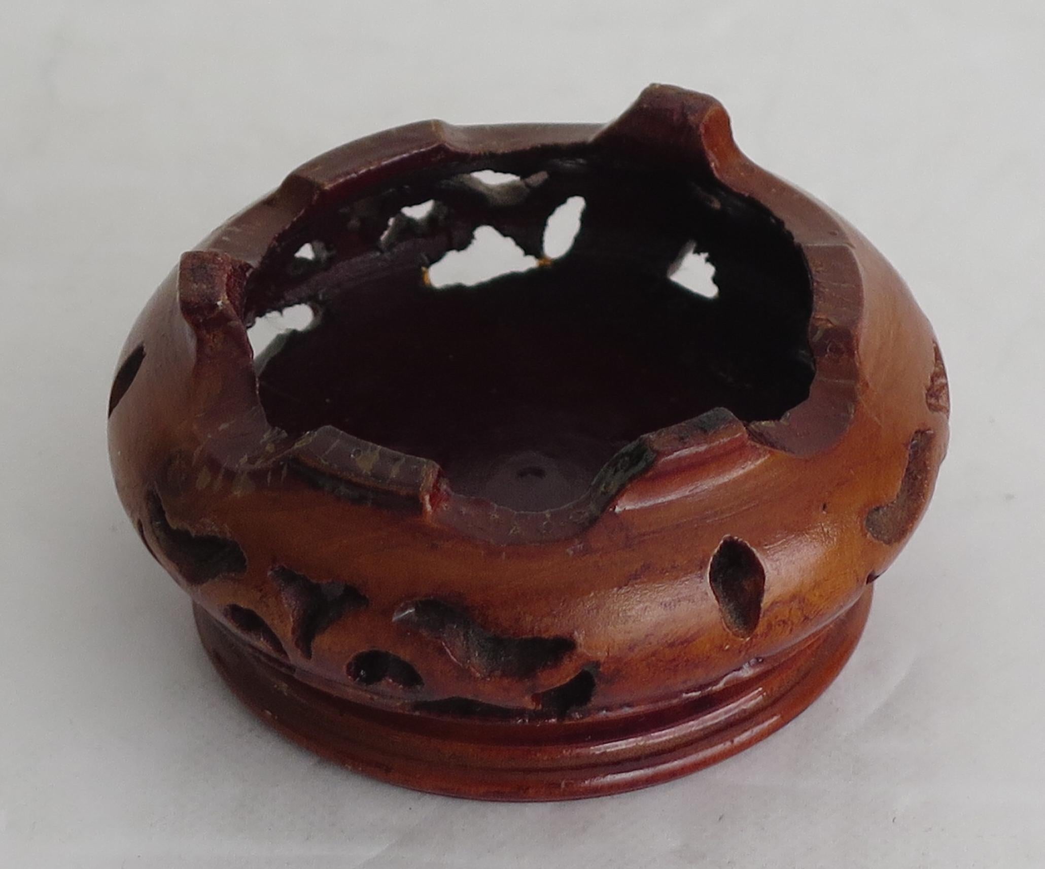 Chinese Export Tea Bowl Canton Rose Medallion Porcelain and Stand, circa 1830 For Sale 4