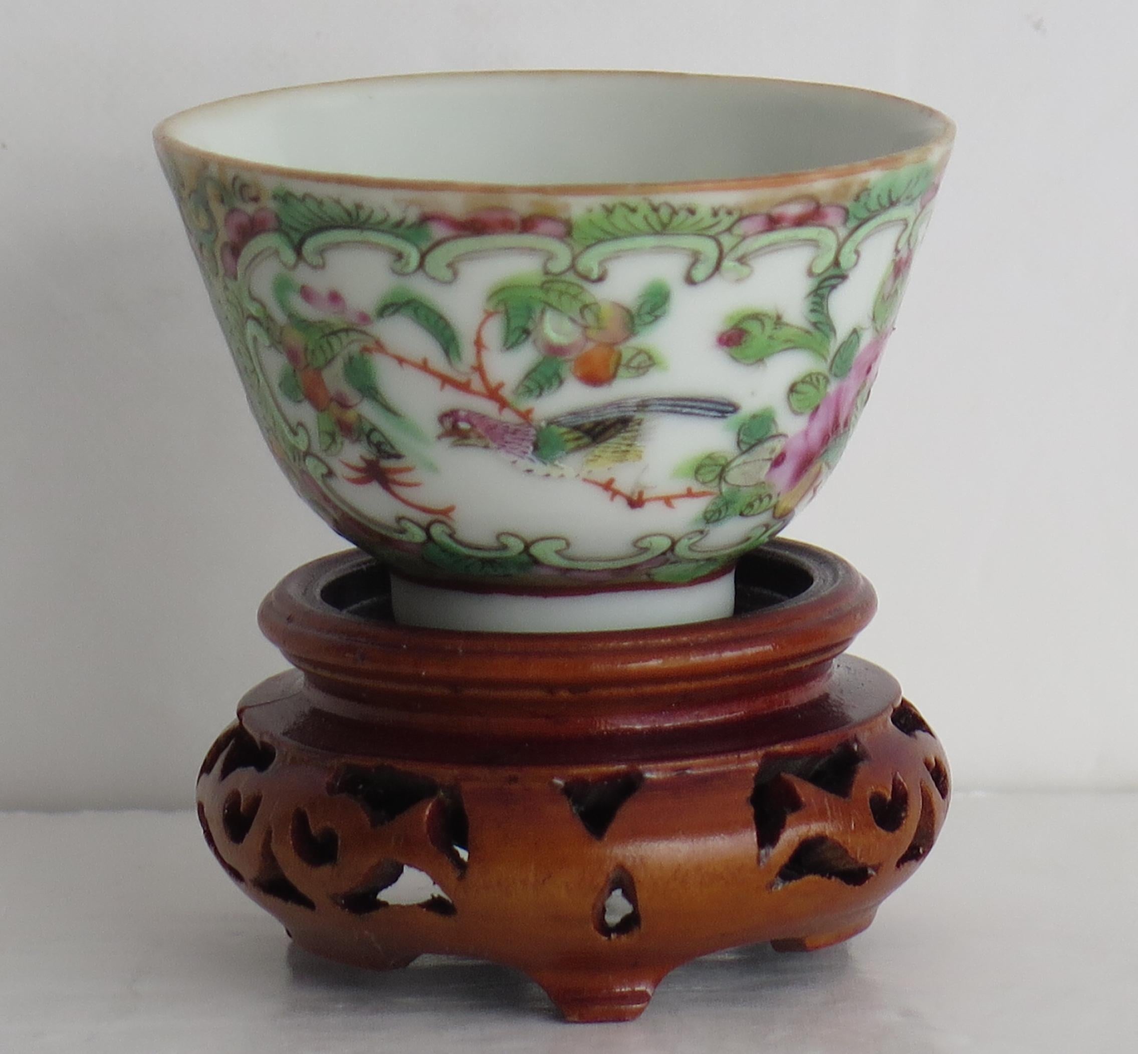 Chinese Export Tea Bowl Canton Rose Medallion Porcelain and Stand, circa 1830 In Good Condition For Sale In Lincoln, Lincolnshire