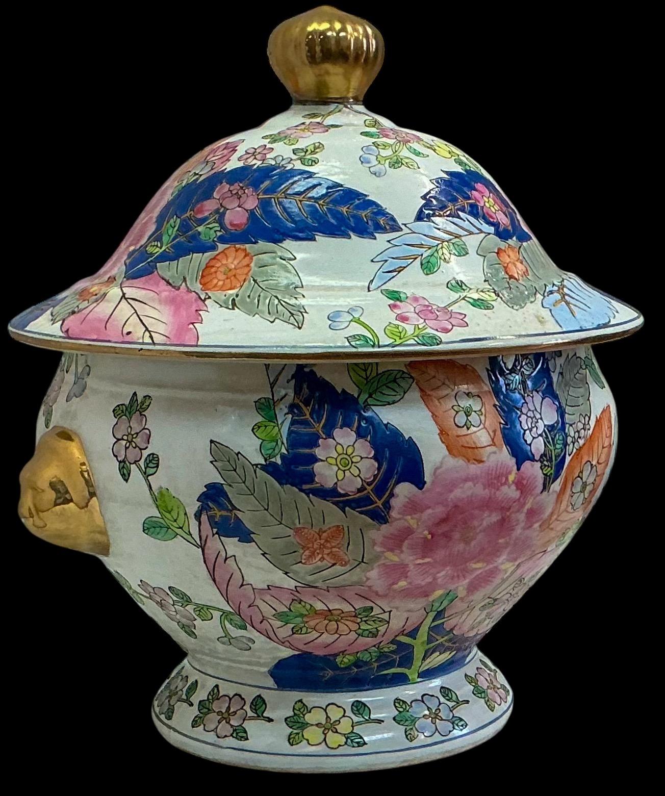 Juste à temps pour les fêtes ! Il s'agit d'une soupière d'exportation chinoise magnifiquement réalisée dans le motif populaire de la feuille de tabac. Le couvercle et les poignées sont dorés. Il date vraisemblablement des années 1980. Il est marqué