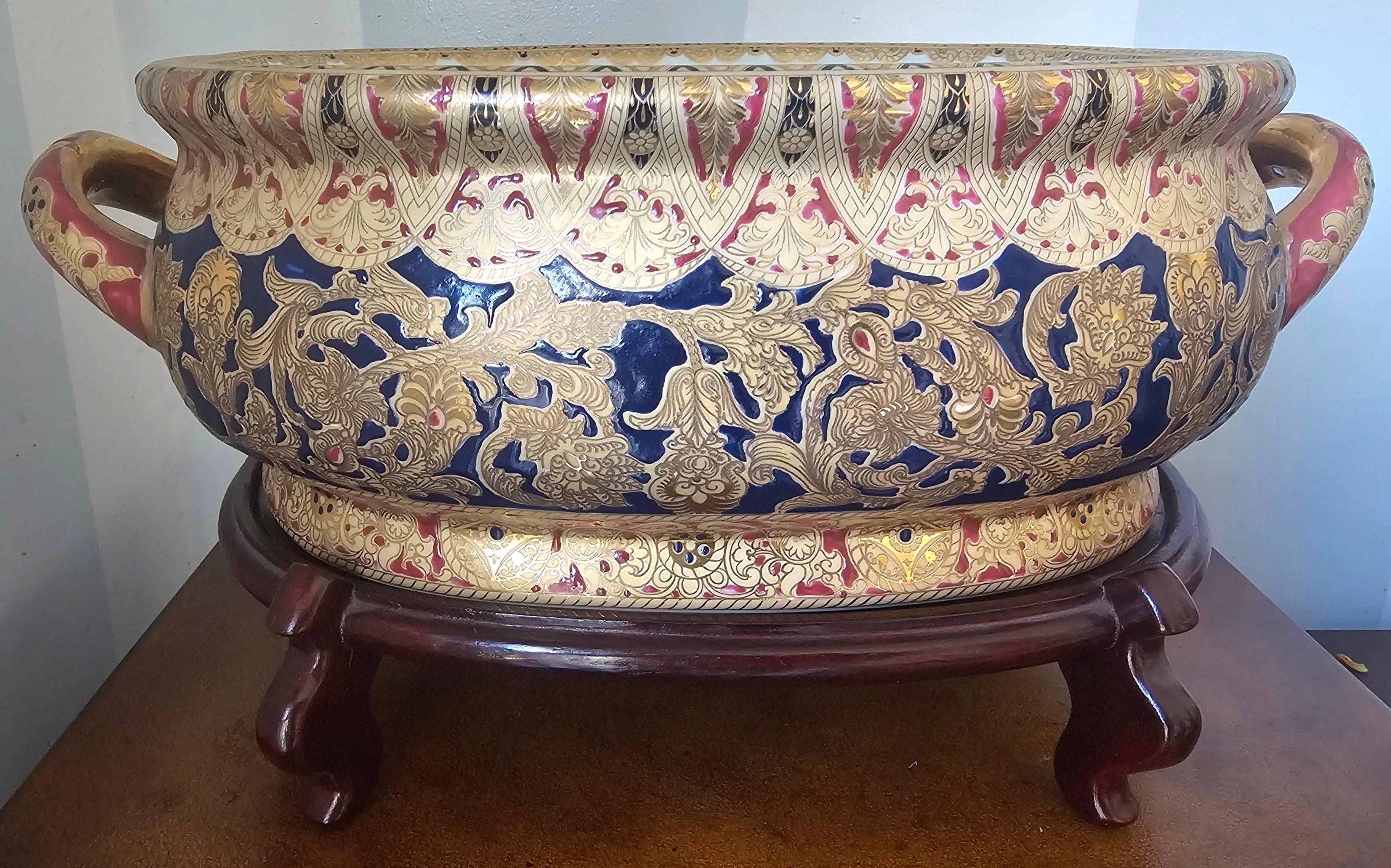 Bacino a due manici e piede dipinto in porcellana cinese d'esportazione della metà del secolo su supporto in Wood in edizione vintage c9. Nessuna crepa, riparazione o altro.
Misura 18