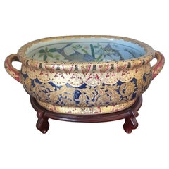 Vasque à pied en porcelaine de type export chinois à deux poignées sur Stand Wood