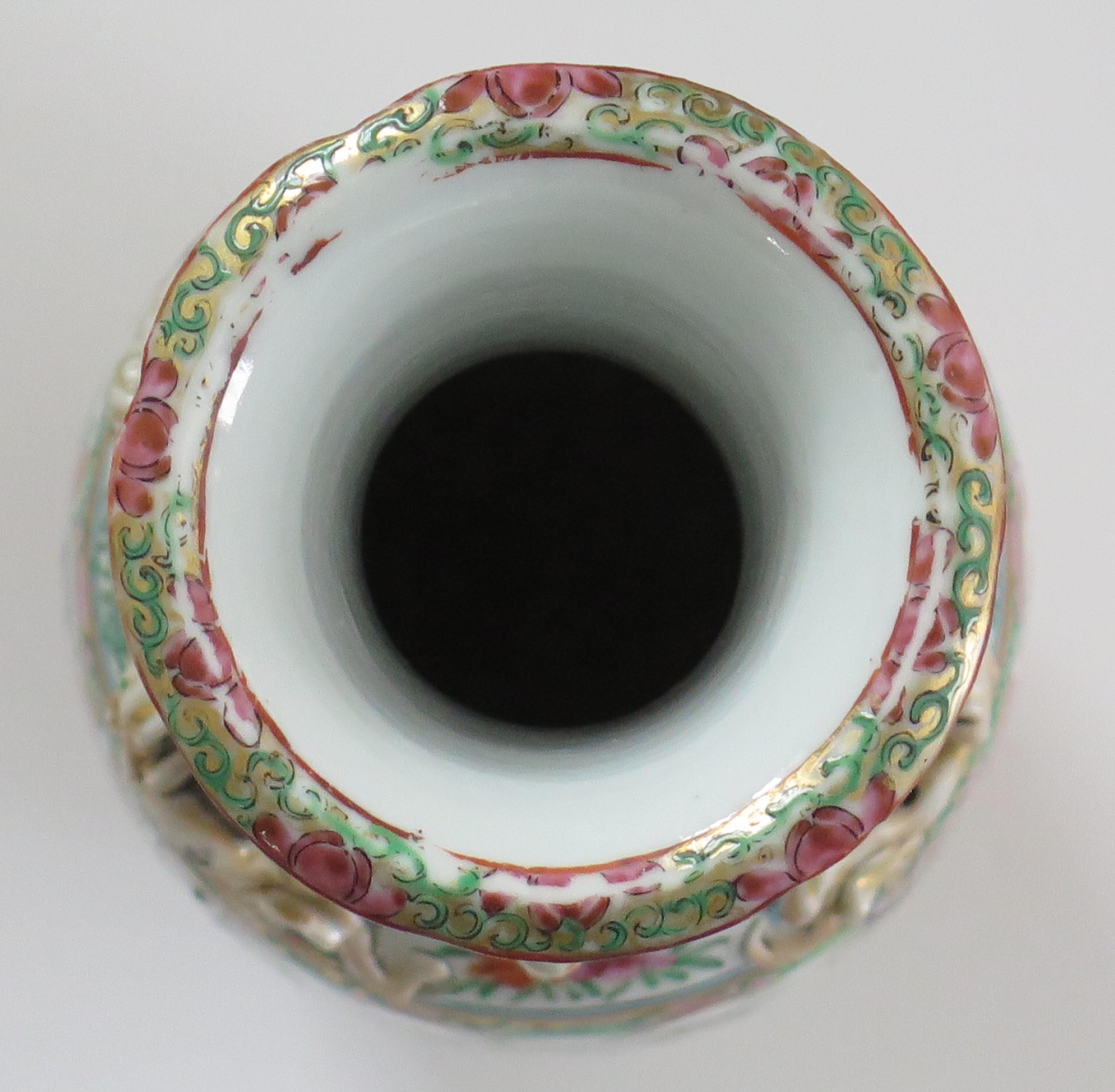 Chinese Export Vase Canton Rose Medallion Porcelain, Qing, circa 1840 For Sale 7