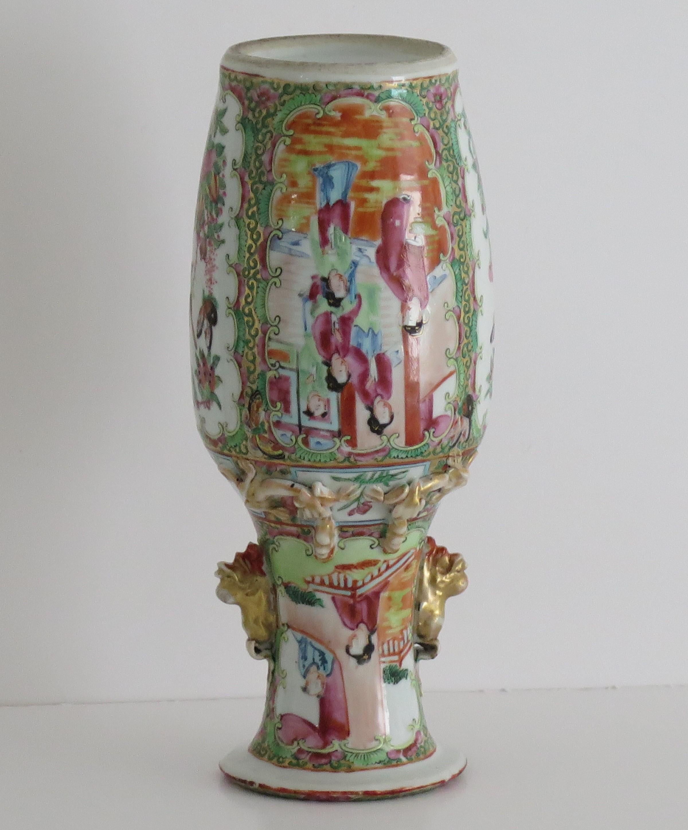 Chinese Export Vase Canton Rose Medallion Porcelain, Qing, circa 1840 For Sale 8