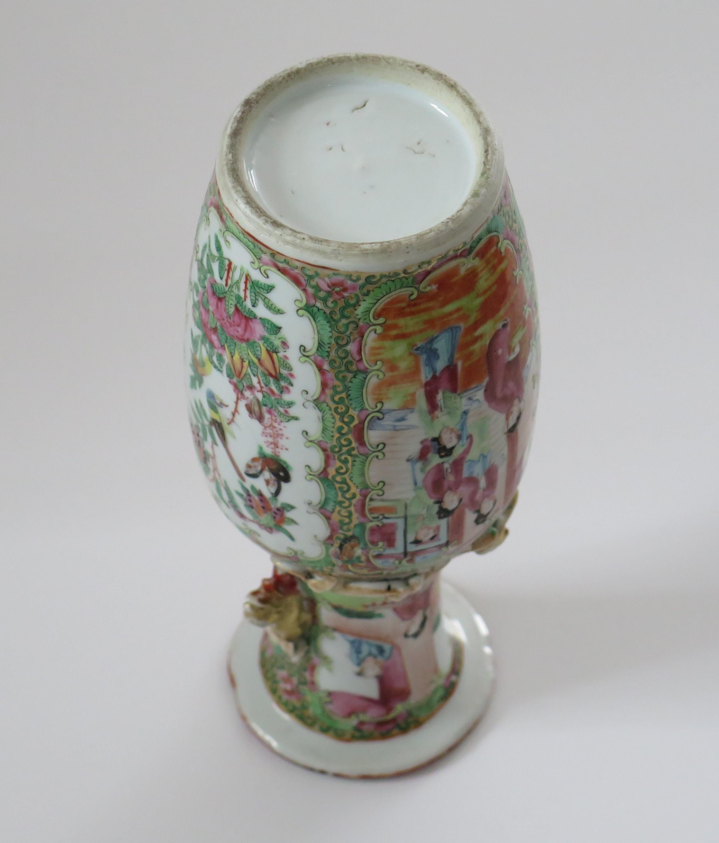 Chinese Export Vase Canton Rose Medallion Porcelain, Qing, circa 1840 For Sale 9