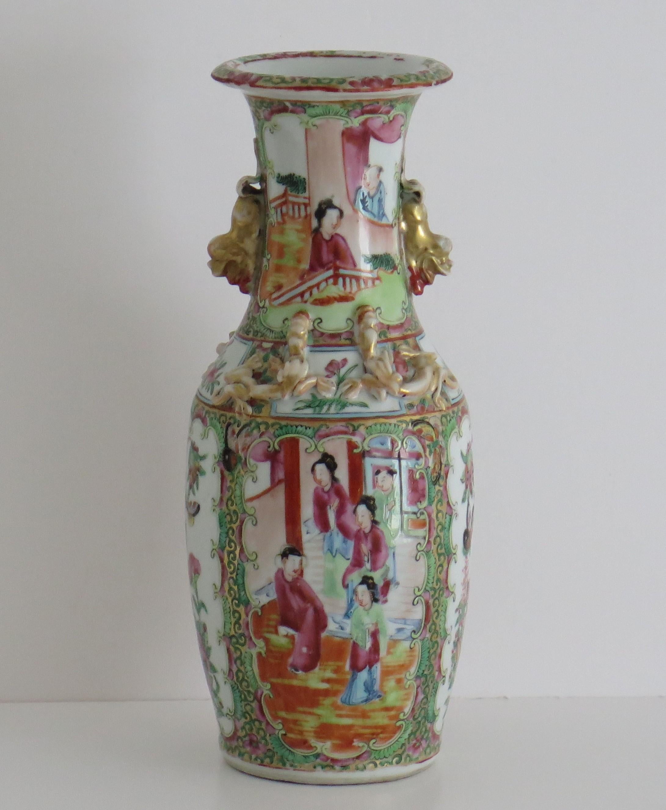 Chinese Export Vase Canton Rose Medallion Porcelain, Qing, circa 1840 In Good Condition For Sale In Lincoln, Lincolnshire