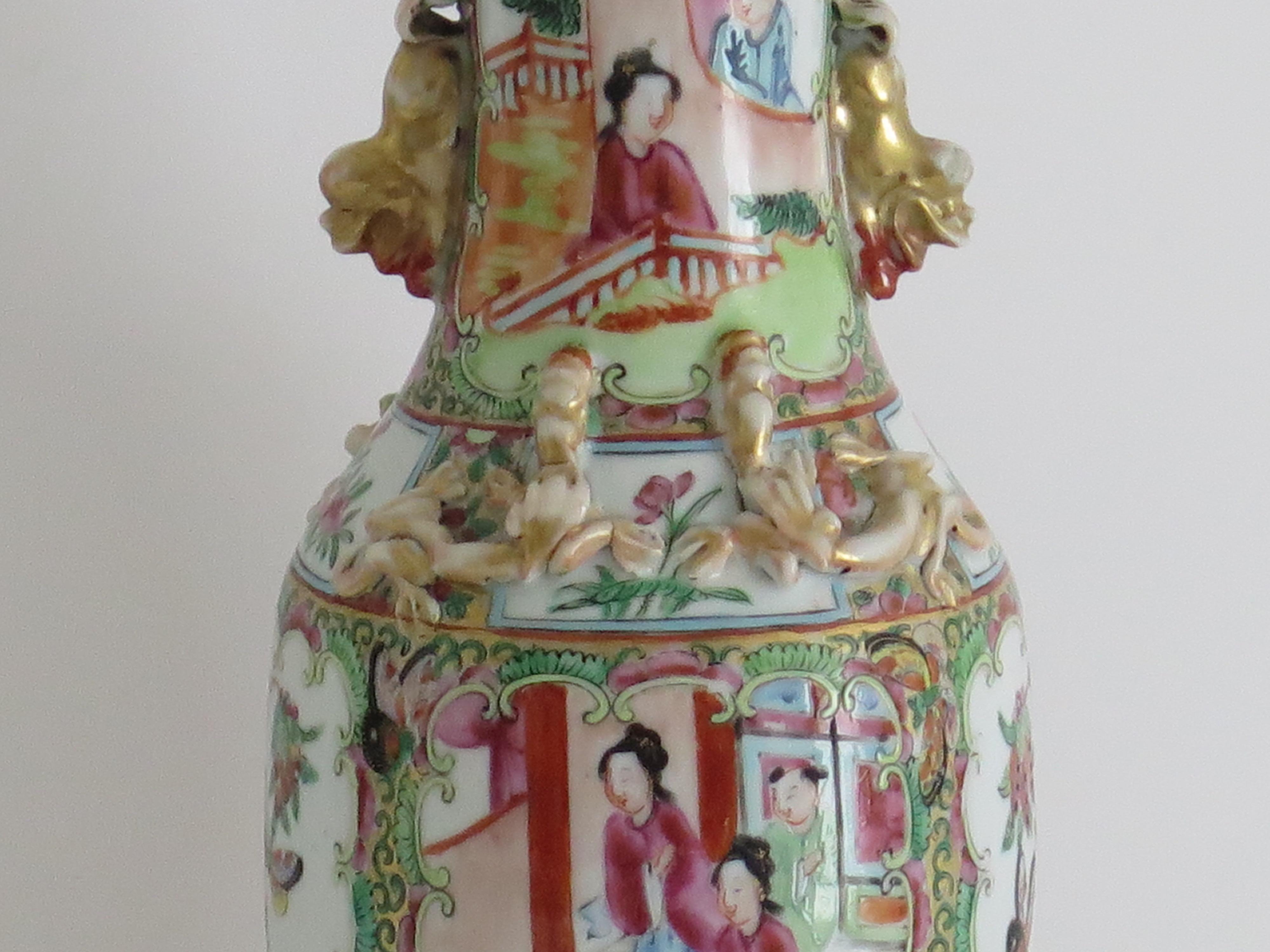 Chinese Export Vase Canton Rose Medallion Porcelain, Qing, circa 1840 For Sale 1
