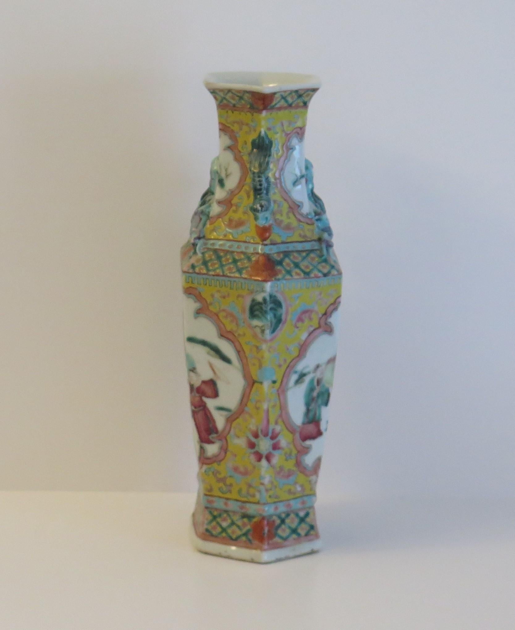 Chinese Export Vase Famille Rose Porcelain, Late Qing or Early Republic Period 6