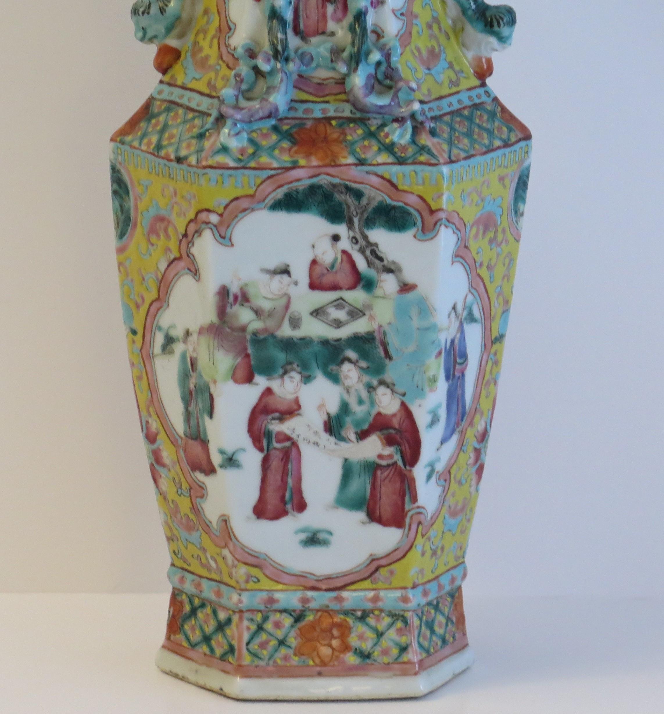 Chinese Export Vase Famille Rose Porcelain, Late Qing or Early Republic Period 7