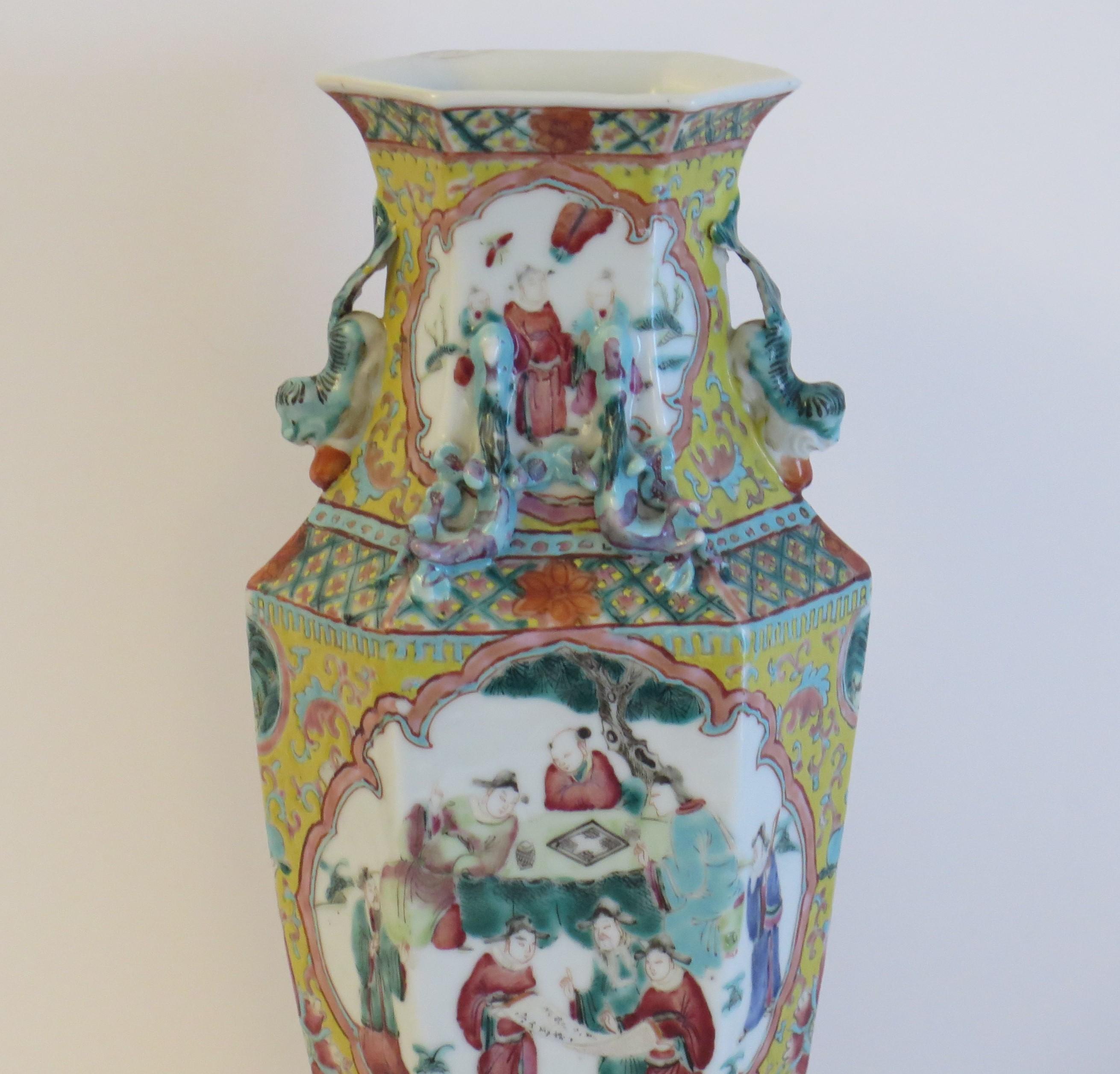 Chinese Export Vase Famille Rose Porcelain, Late Qing or Early Republic Period 8