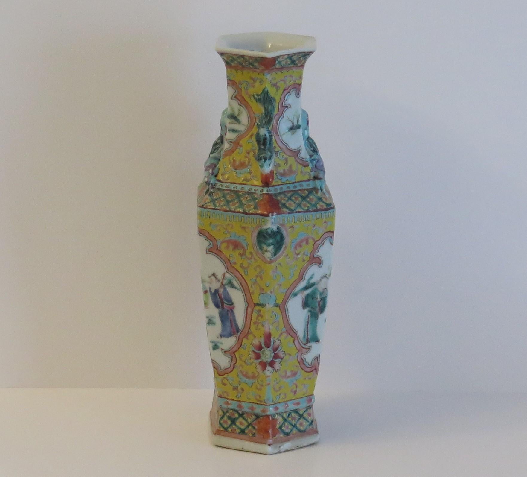 Chinese Export Vase Famille Rose Porcelain, Late Qing or Early Republic Period 9