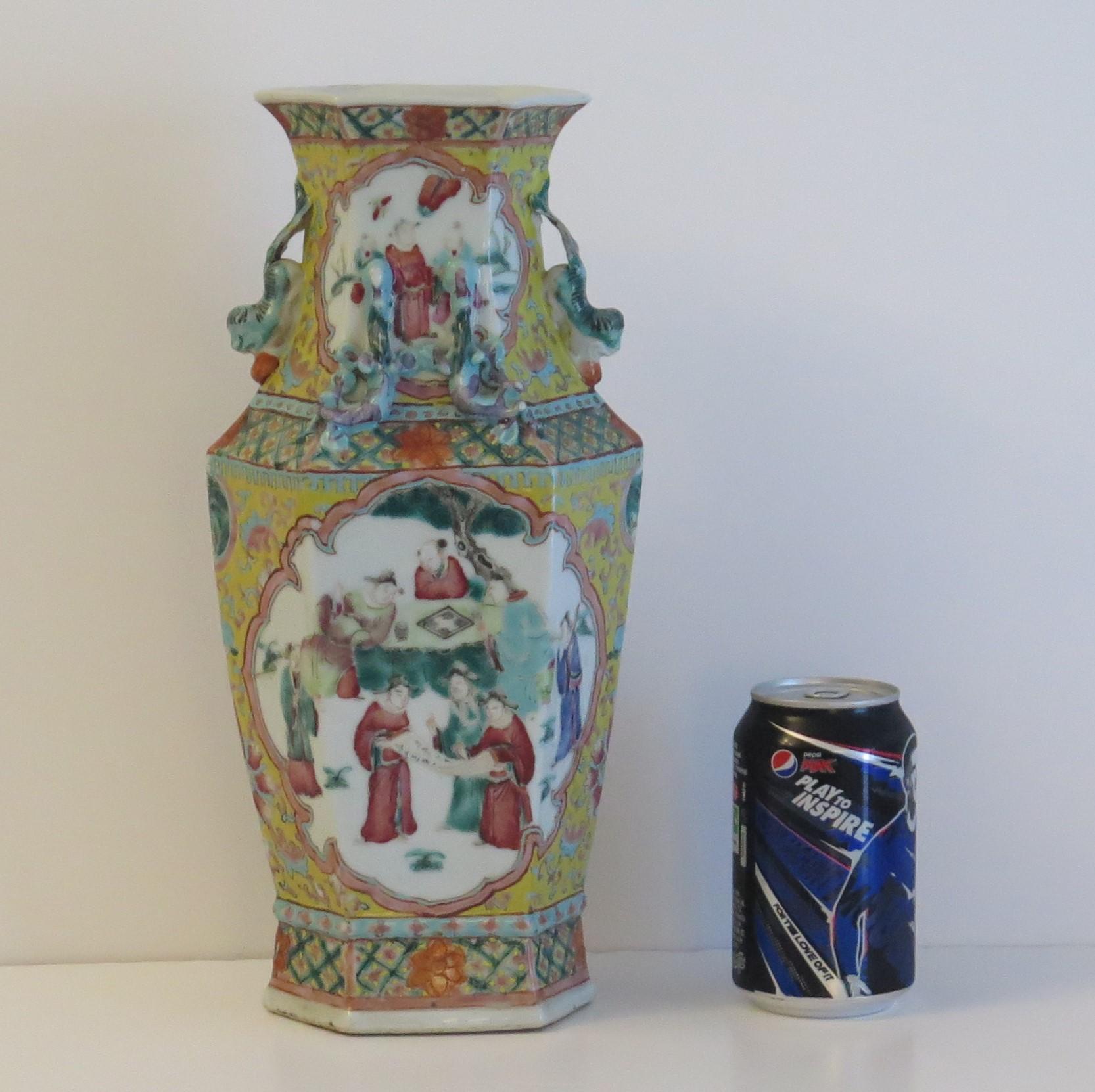 Chinese Export Vase Famille Rose Porcelain, Late Qing or Early Republic Period 14