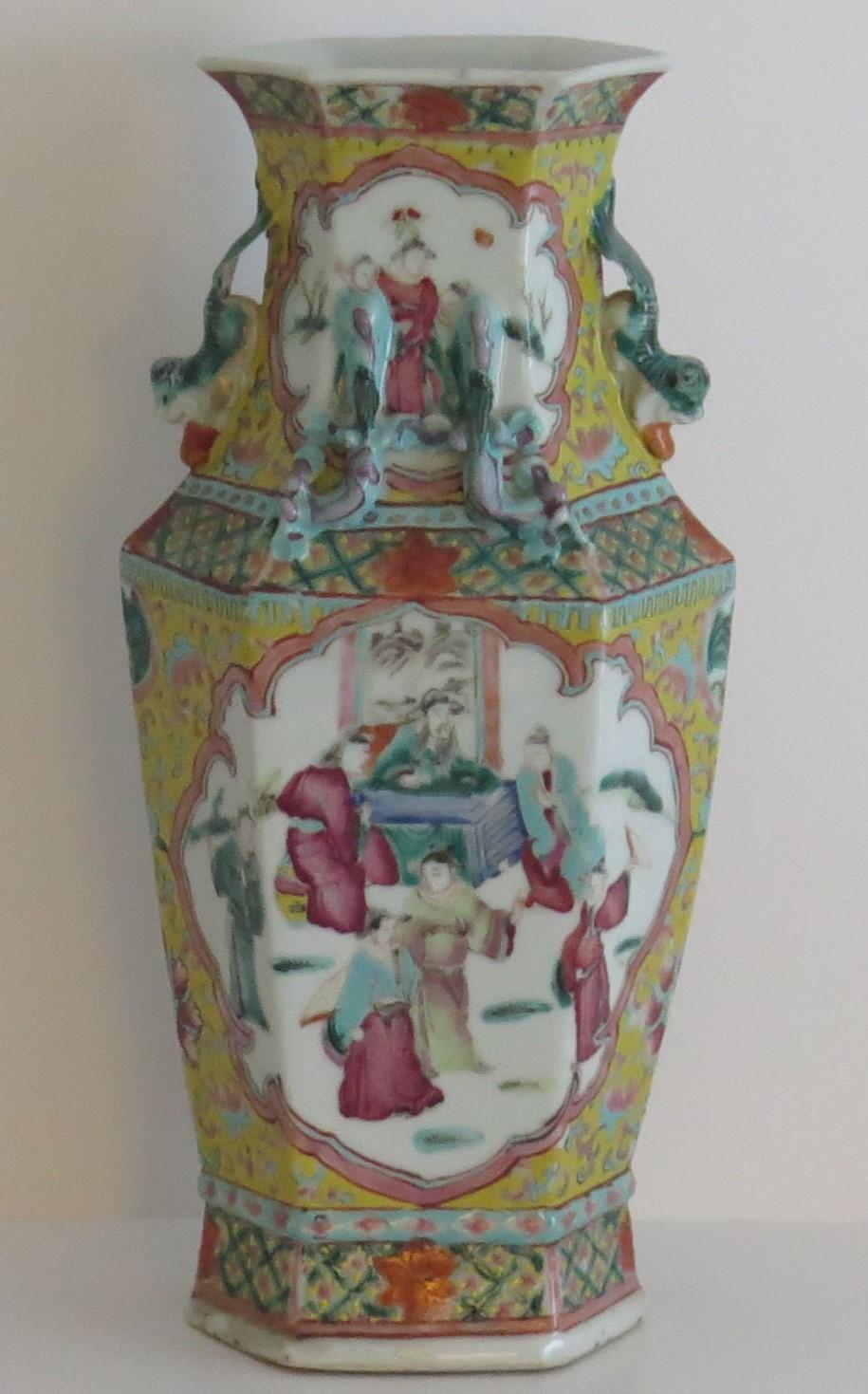 Hand-Painted Chinese Export Vase Famille Rose Porcelain, Late Qing or Early Republic Period