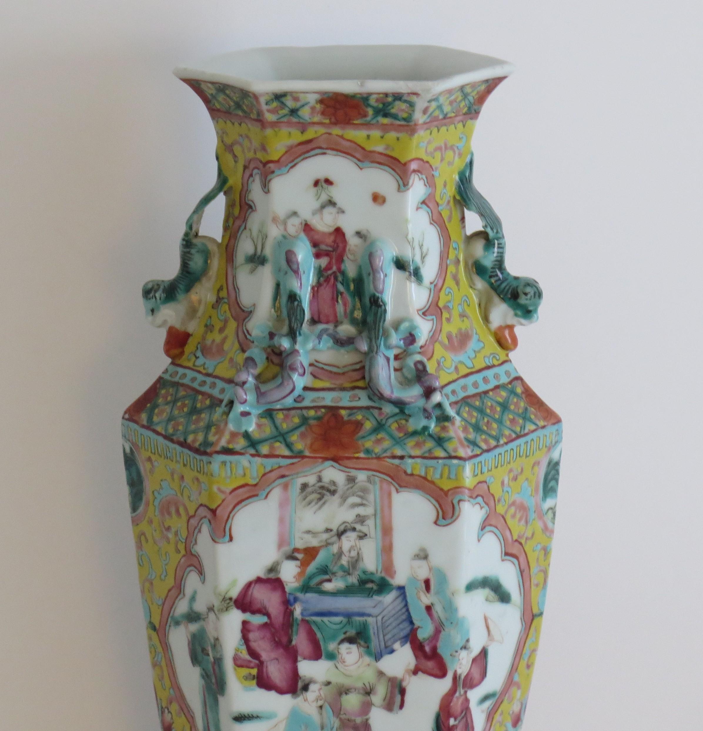 Chinese Export Vase Famille Rose Porcelain, Late Qing or Early Republic Period In Good Condition In Lincoln, Lincolnshire