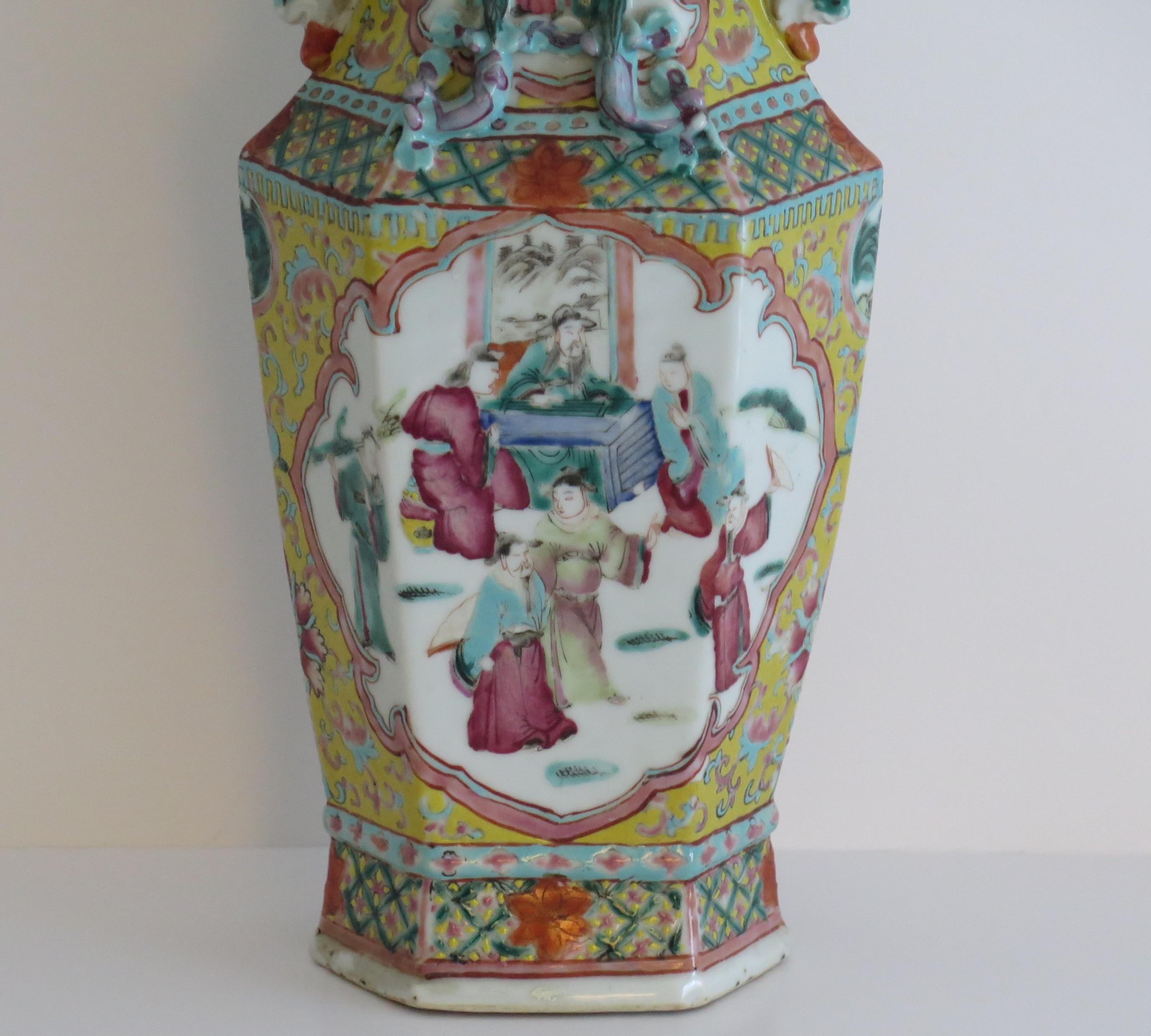 Chinese Export Vase Famille Rose Porcelain, Late Qing or Early Republic Period 1