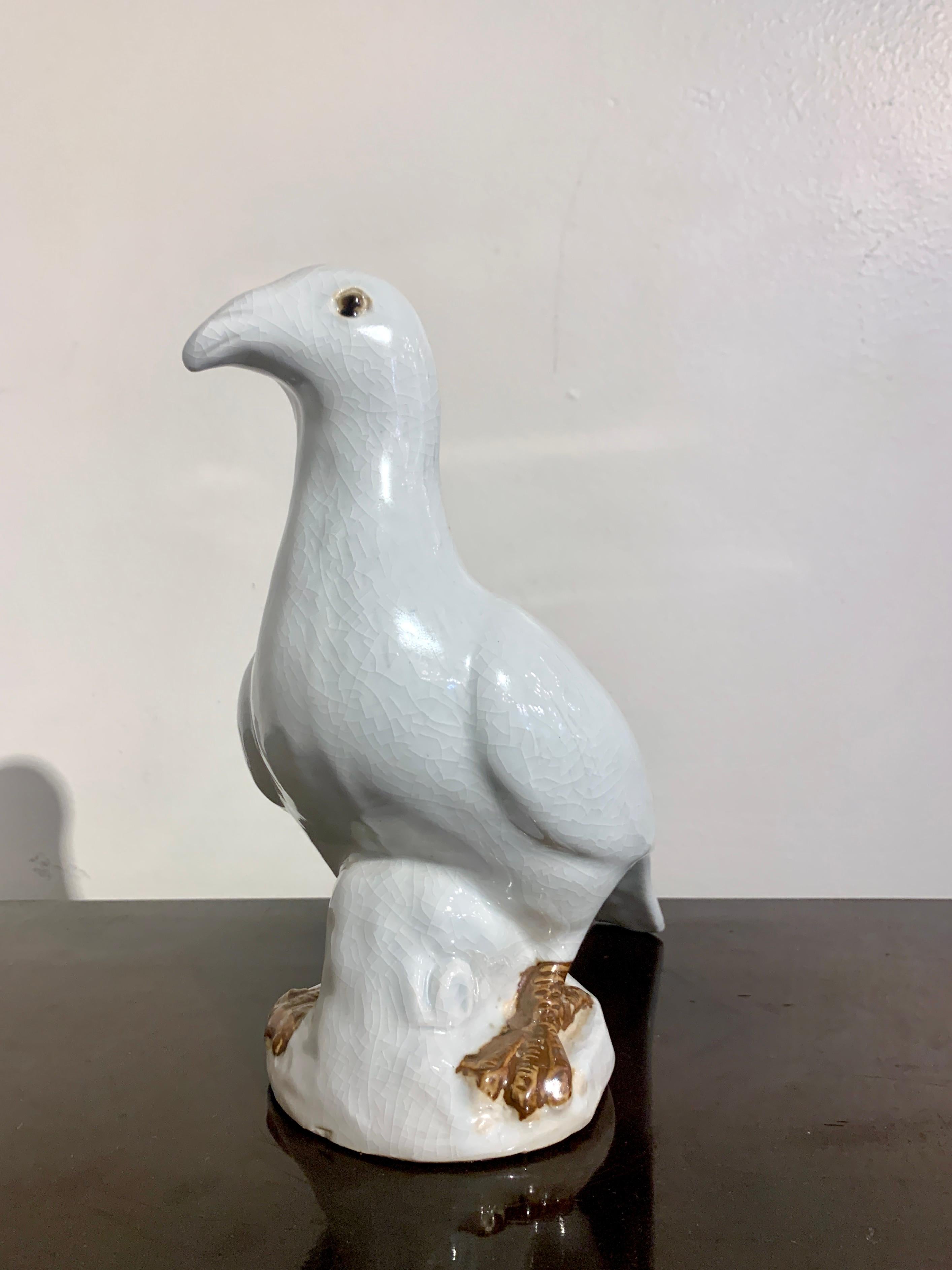 Chinese Export White Glazed Porcelain Dove, Early-Mid 20th Century, China In Good Condition In Austin, TX