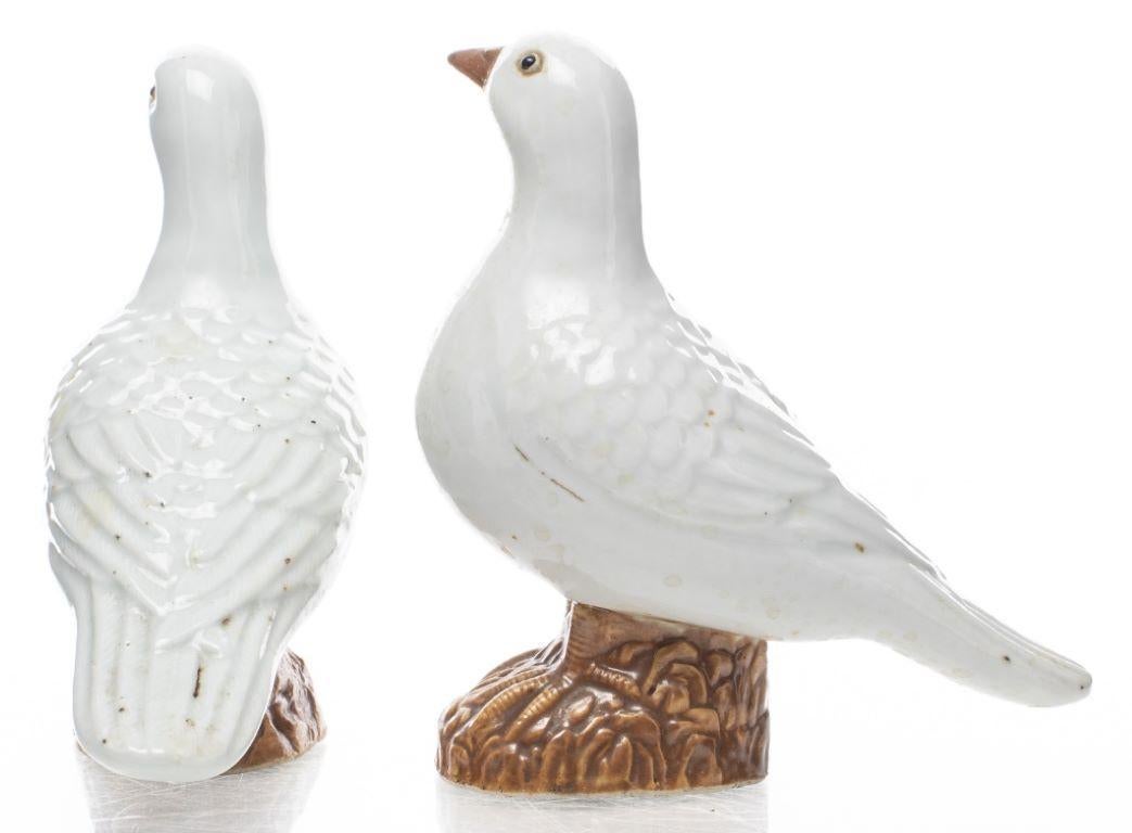 Exportation chinoise Paire d'oiseaux en porcelaine blanche d'exportation chinoise en vente