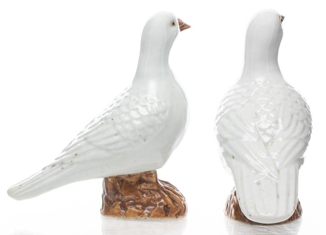 Chinese Export White Porcelain Birds, Pair In Good Condition For Sale In New York, NY
