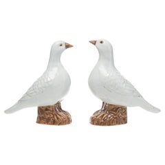 Paire d'oiseaux en porcelaine blanche d'exportation chinoise