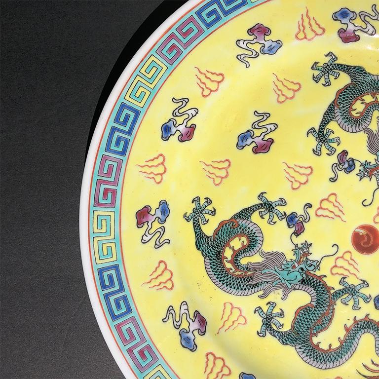 Chinois Assiette en céramique jaune d'exportation chinoise Famille Rose avec dragons et perles enflammées