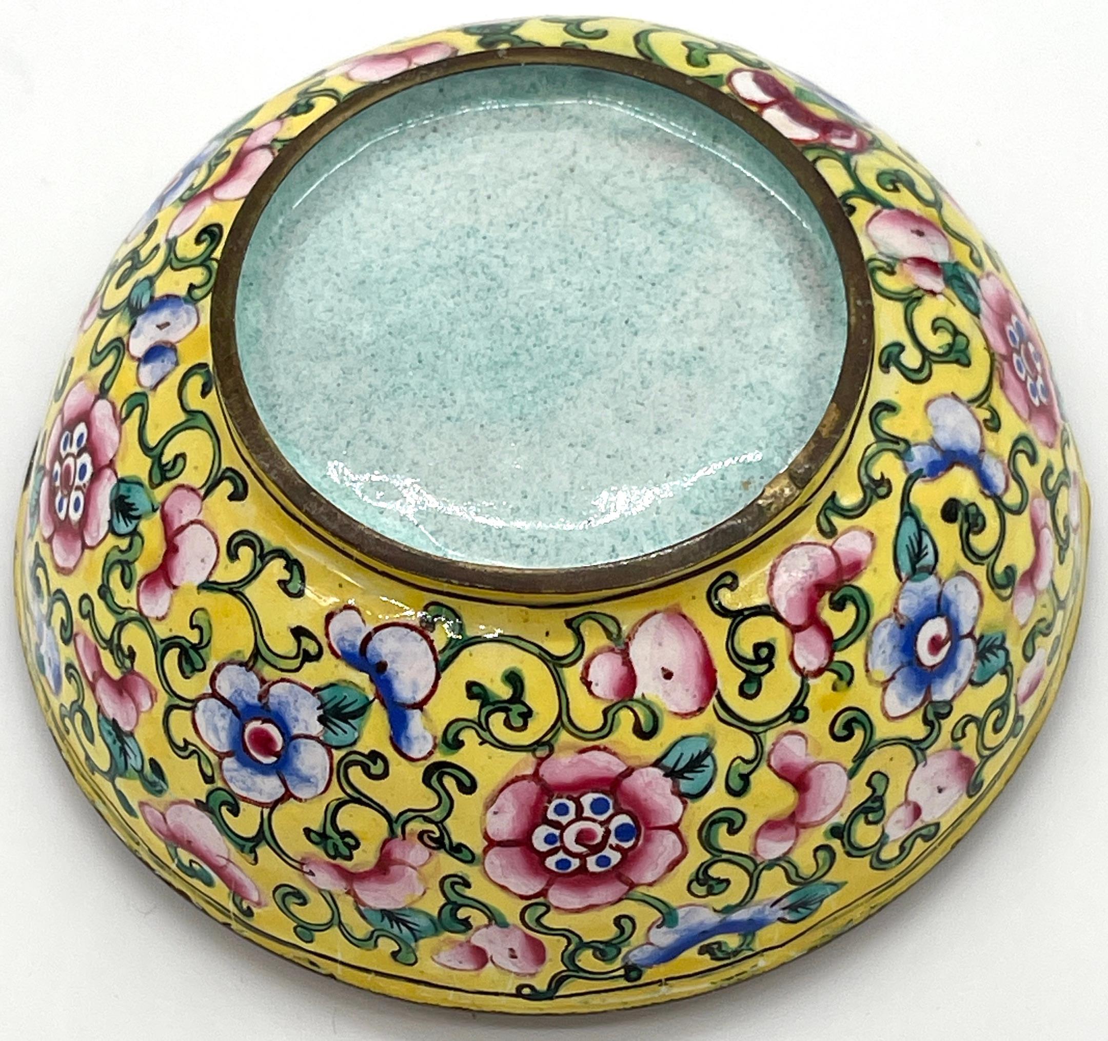 Chinese Export Yellow Floral Beijing Enamel Round Box  For Sale 7