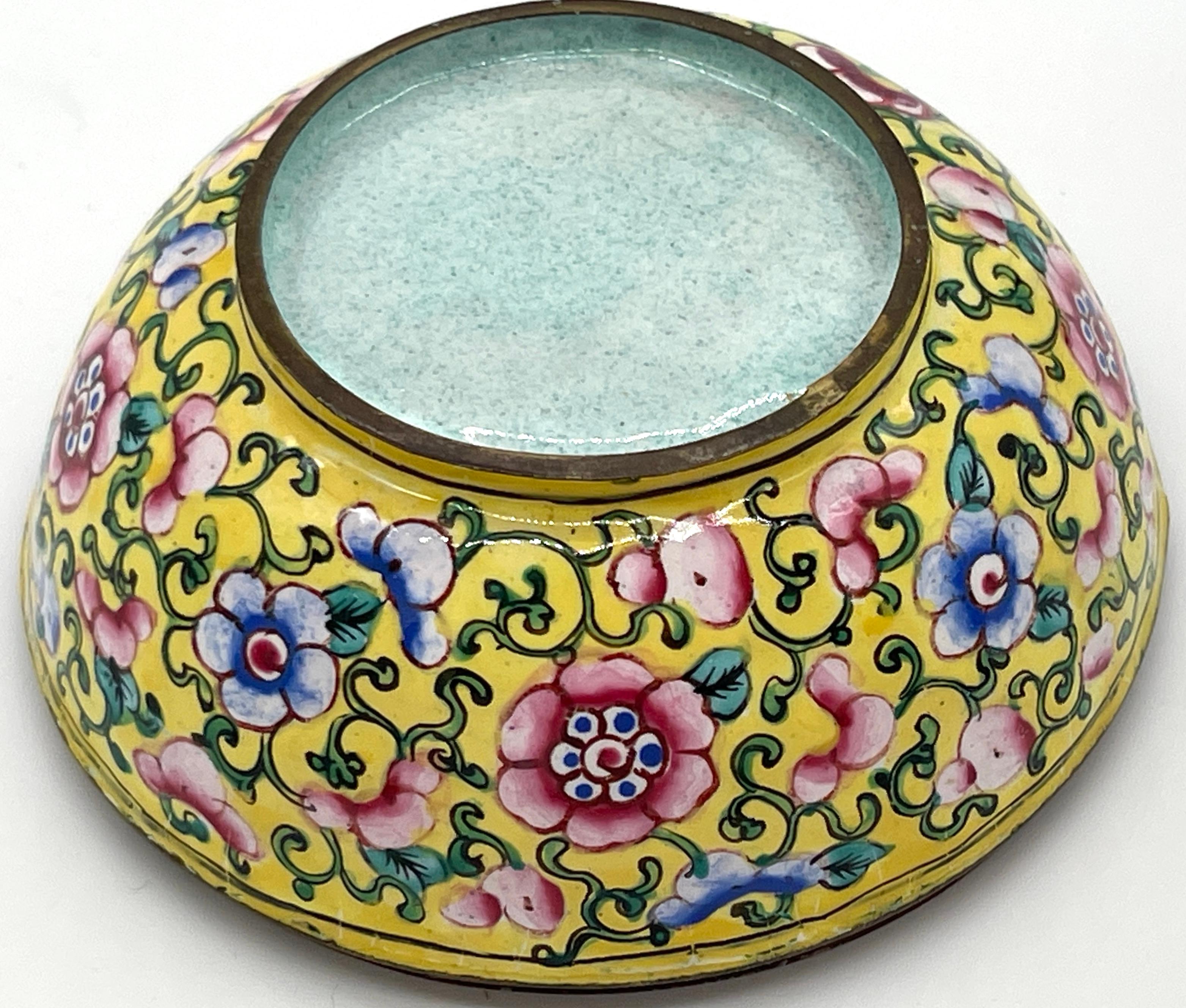 Chinese Export Yellow Floral Beijing Enamel Round Box  For Sale 8