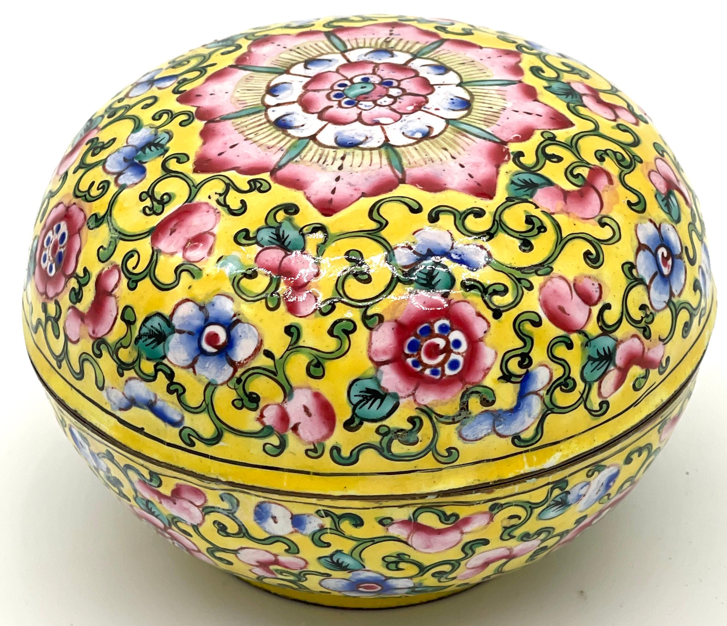 Chinese Export Yellow Floral Beijing Enamel Round Box 
China, 20th Century 

A stunning example of 20th-century Beijing Enamel, this domed circular box showcases the exquisite artistry and craftsmanship of Chinese enamel work. Originating from