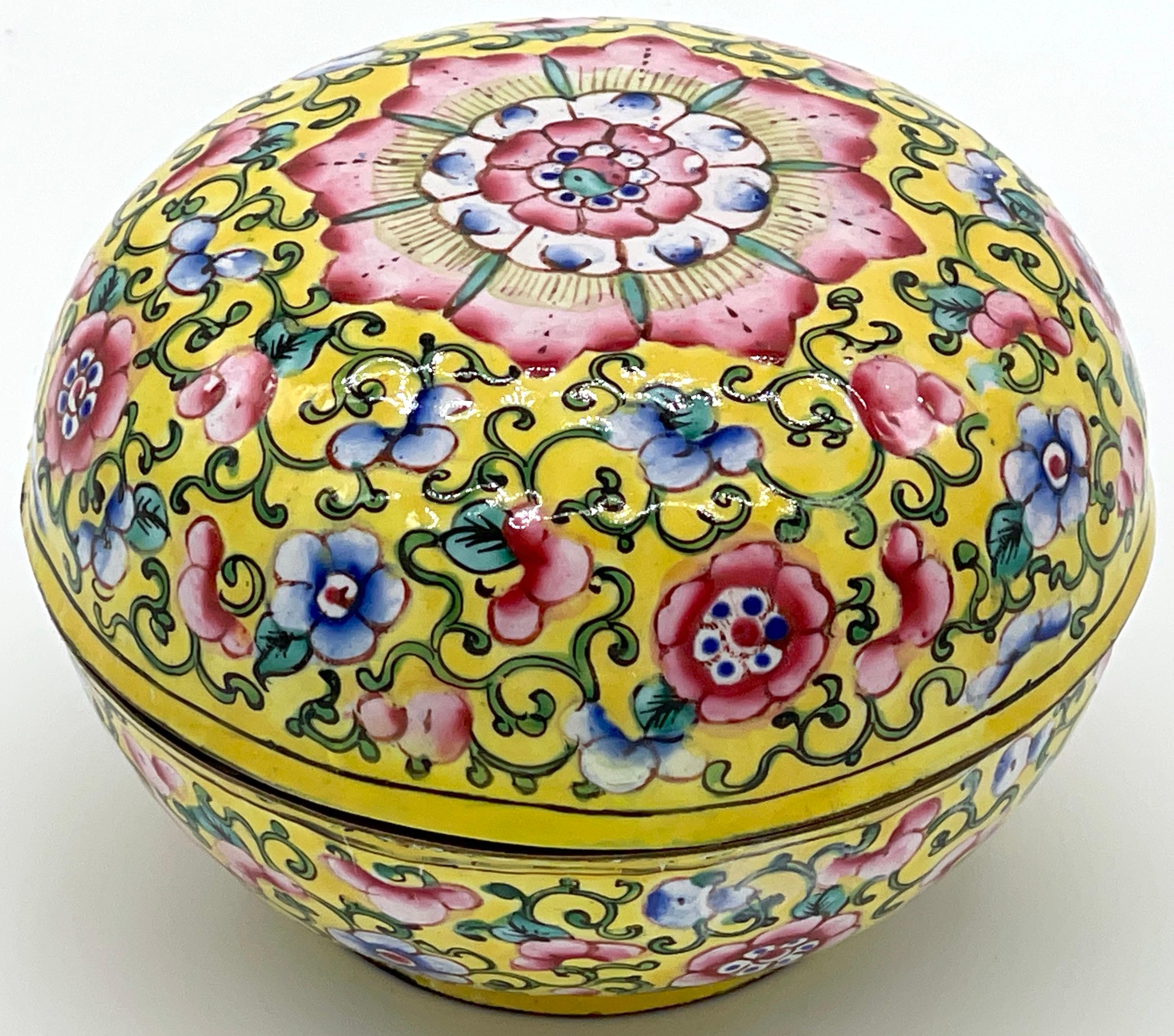 Chinese Export Yellow Floral Beijing Enamel Round Box  In Good Condition For Sale In West Palm Beach, FL