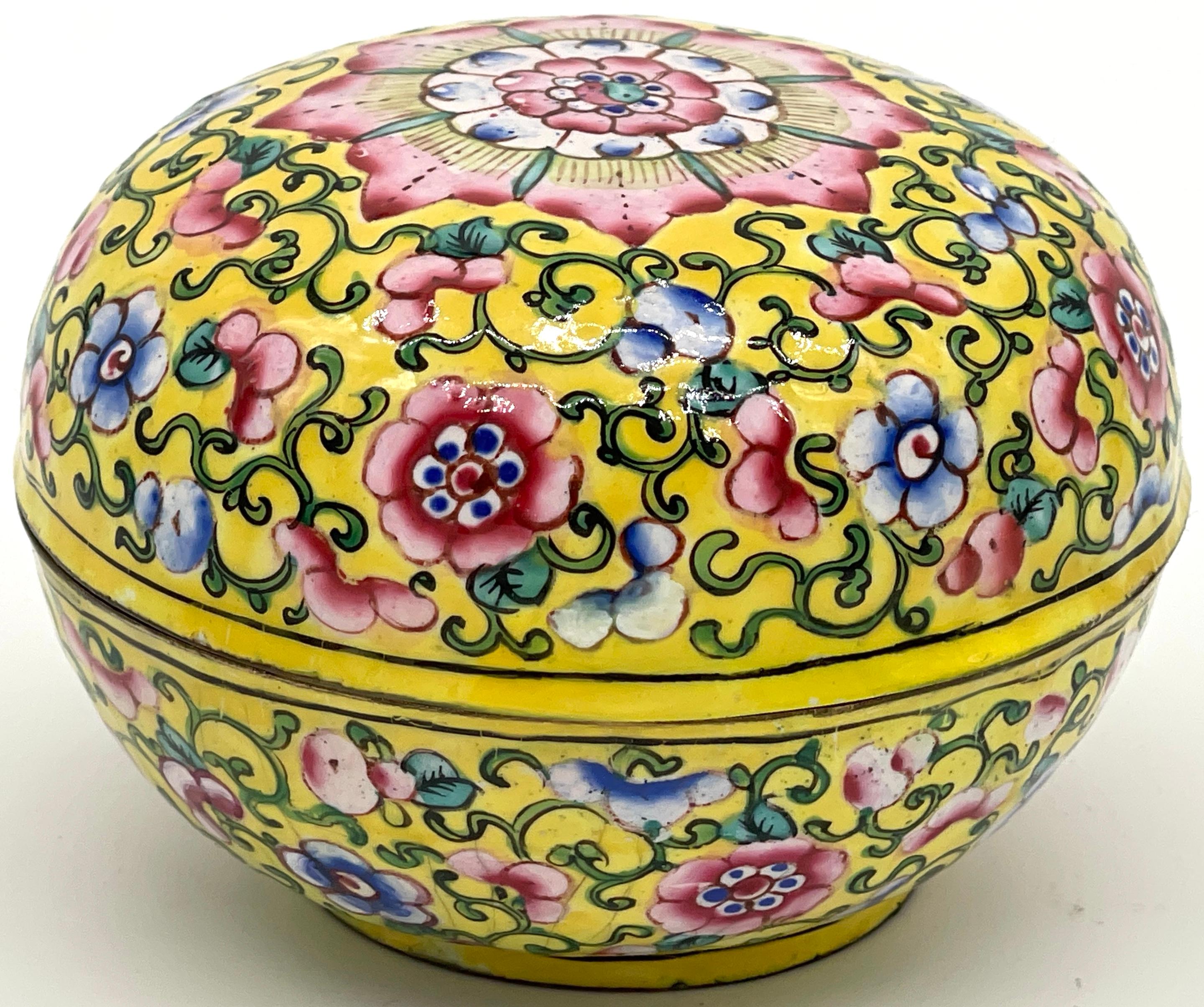 Chinese Export Yellow Floral Beijing Enamel Round Box  For Sale 3