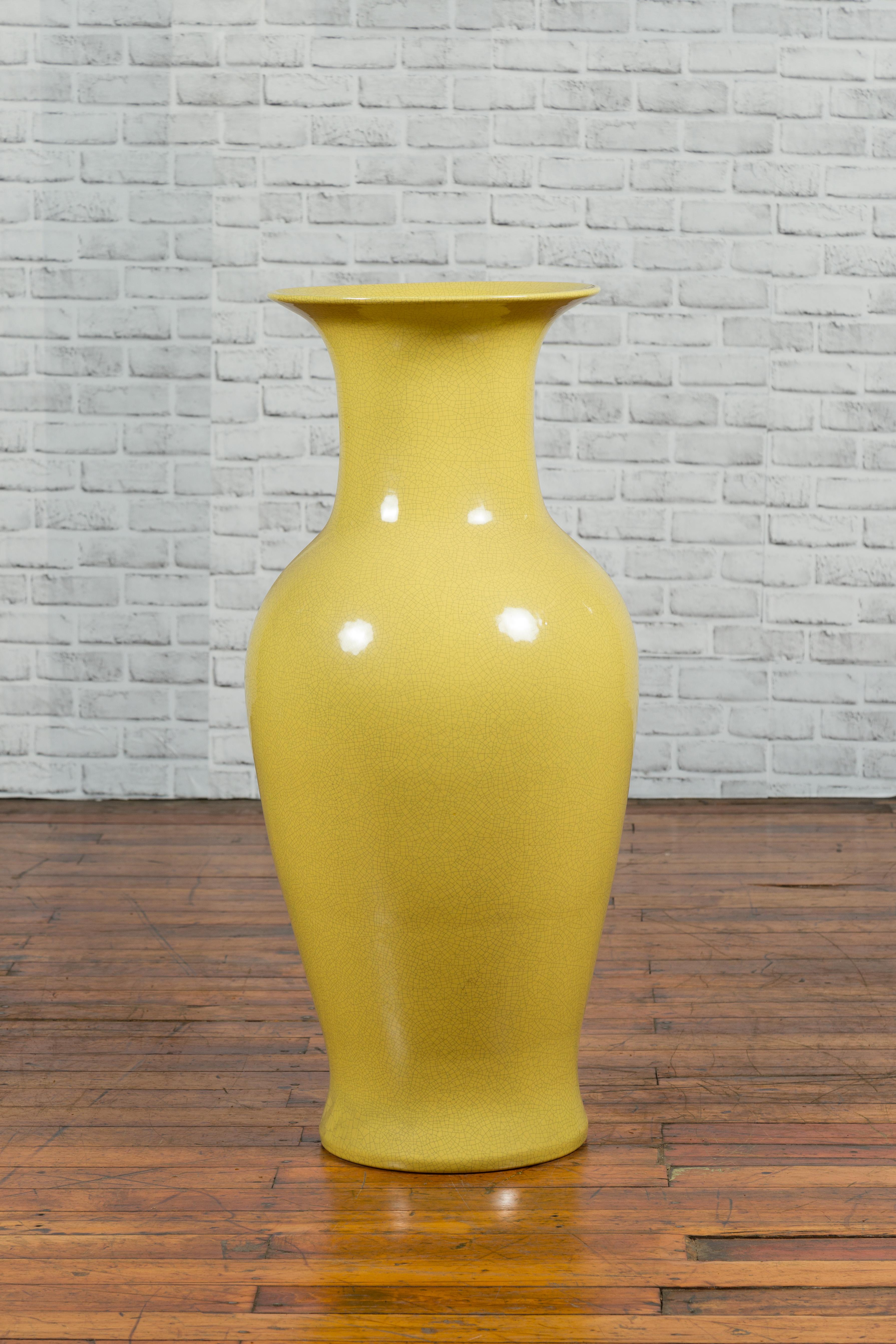 Chinesische Vintage-Vase aus der Mitte des 20. Jahrhunderts mit gelbem Craquelé-Finish. Diese extragroße Vase wurde Mitte des Jahrhunderts in China hergestellt. Sie hat eine ausladende Mündung, die über einem sich schön verjüngenden Körper sitzt.