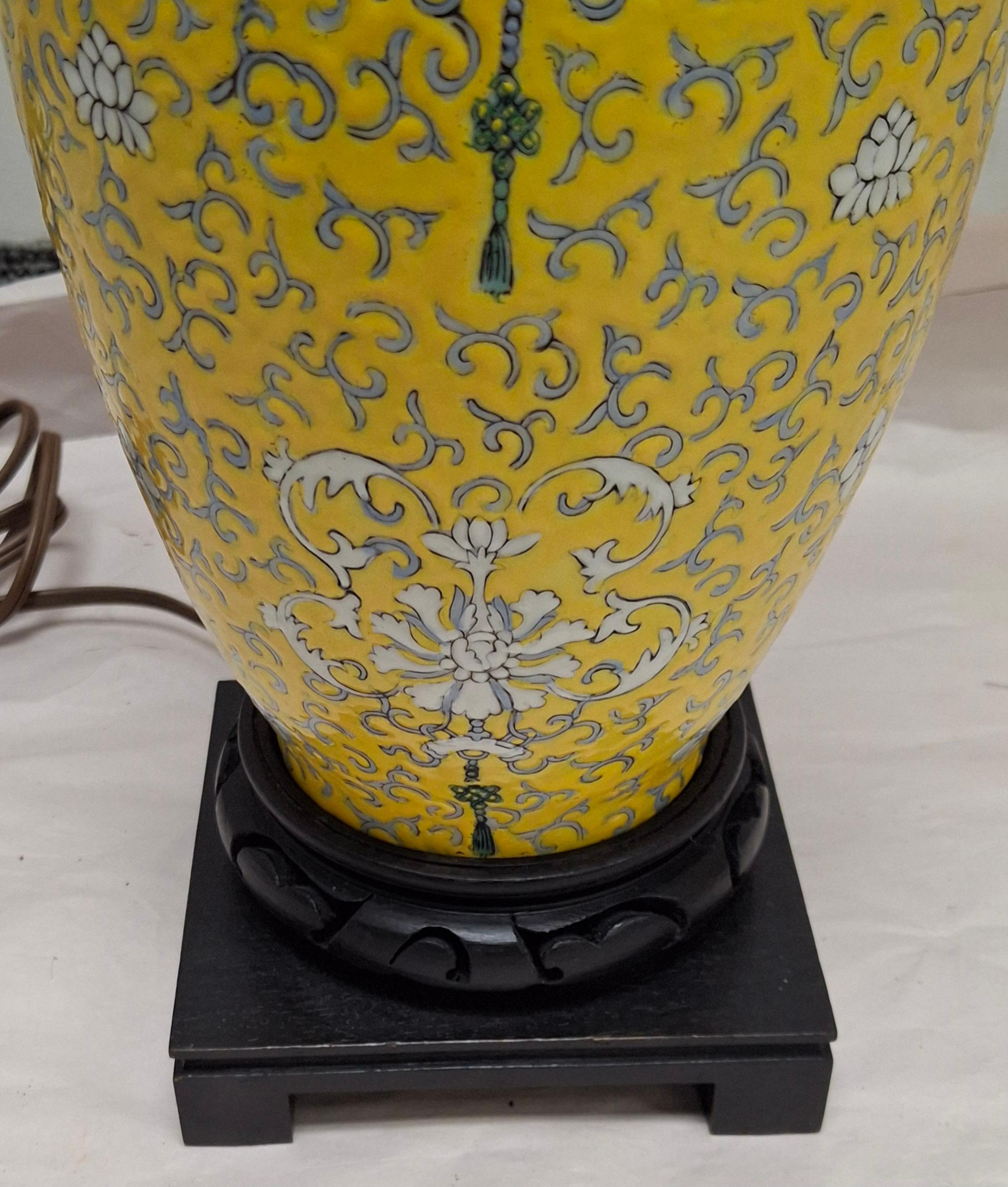 Chinese Famille Jaune Enameled Porcelain Vase Mounted as Lamp Exportación china en venta