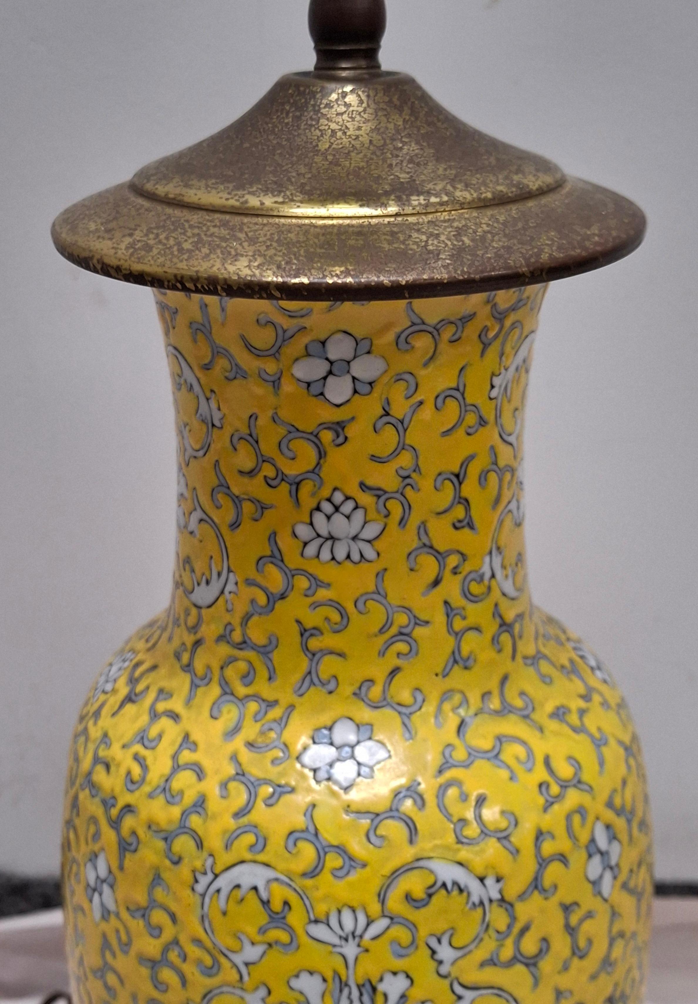 Chinese Famille Jaune Enameled Porcelain Vase Mounted as Lamp Estadounidense en venta