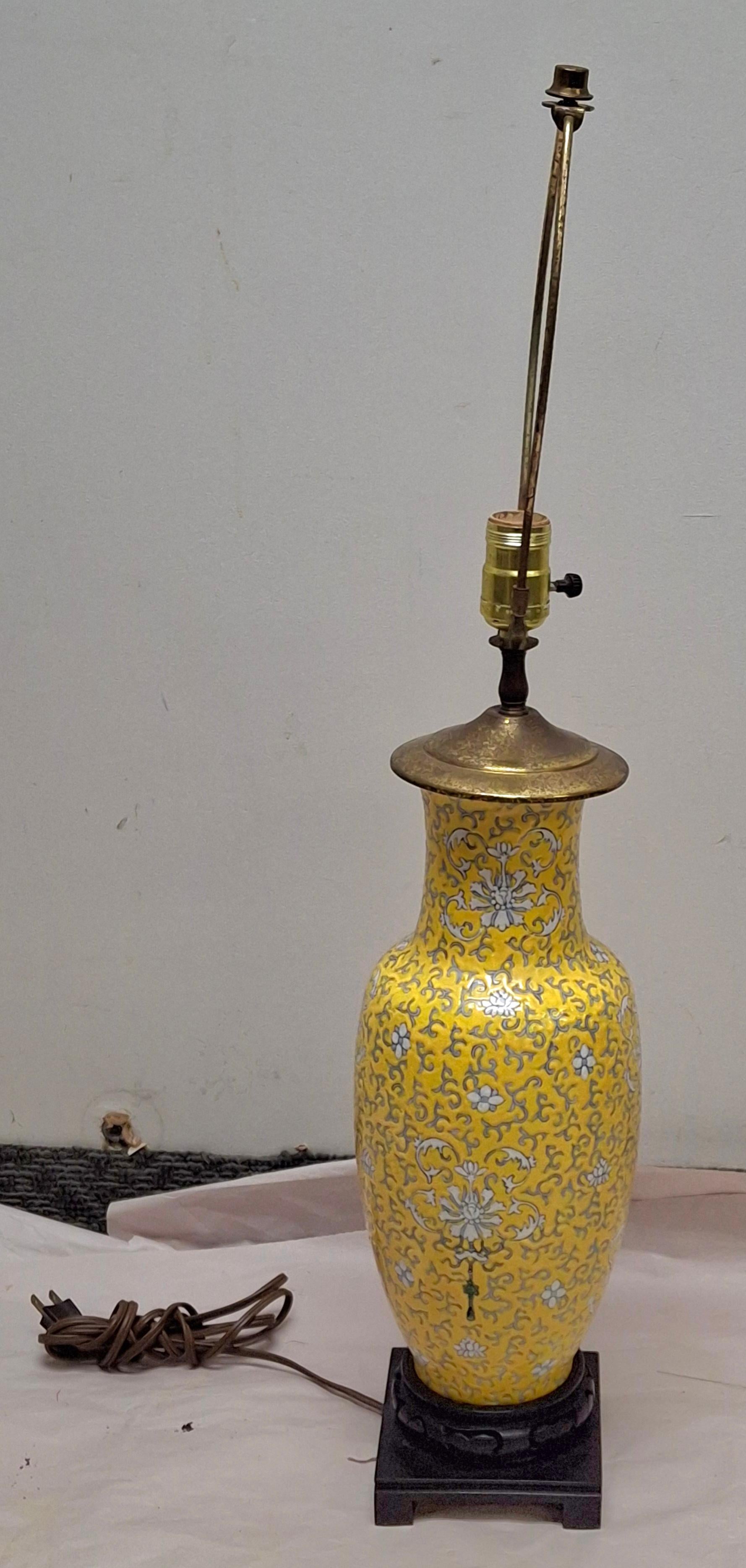 Chinese Famille Jaune Enameled Porcelain Vase Mounted as Lamp Esmaltado en venta