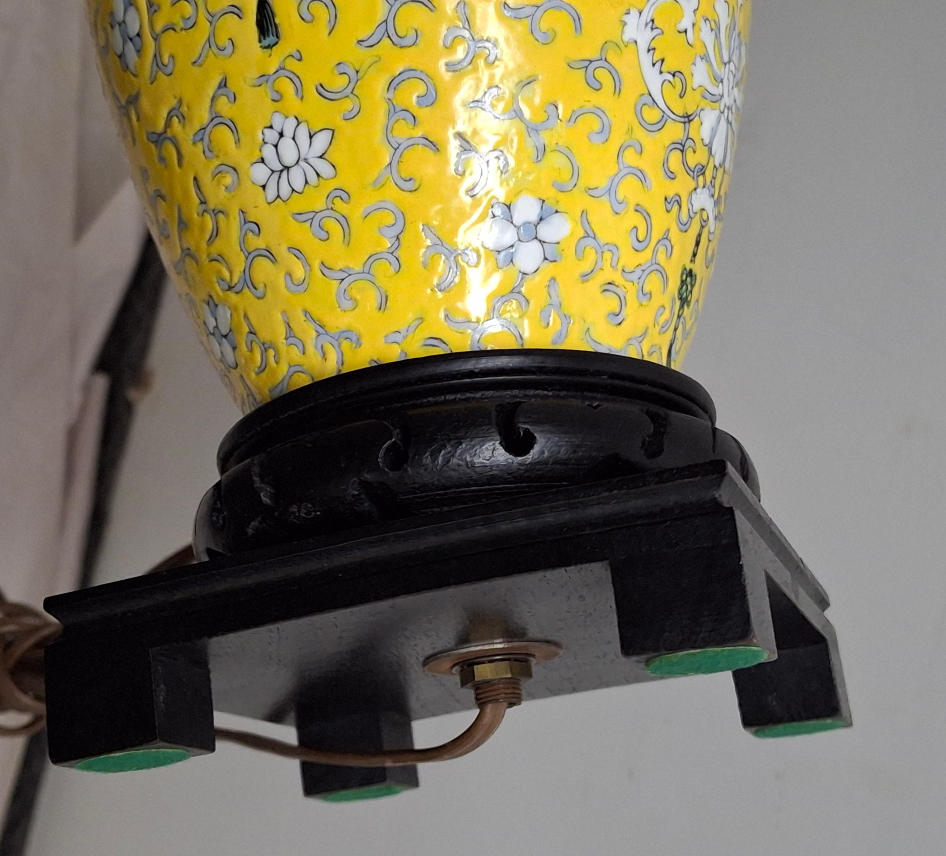 Chinese Famille Jaune Enameled Porcelain Vase Mounted as Lamp en Bueno estado para la venta en Germantown, MD