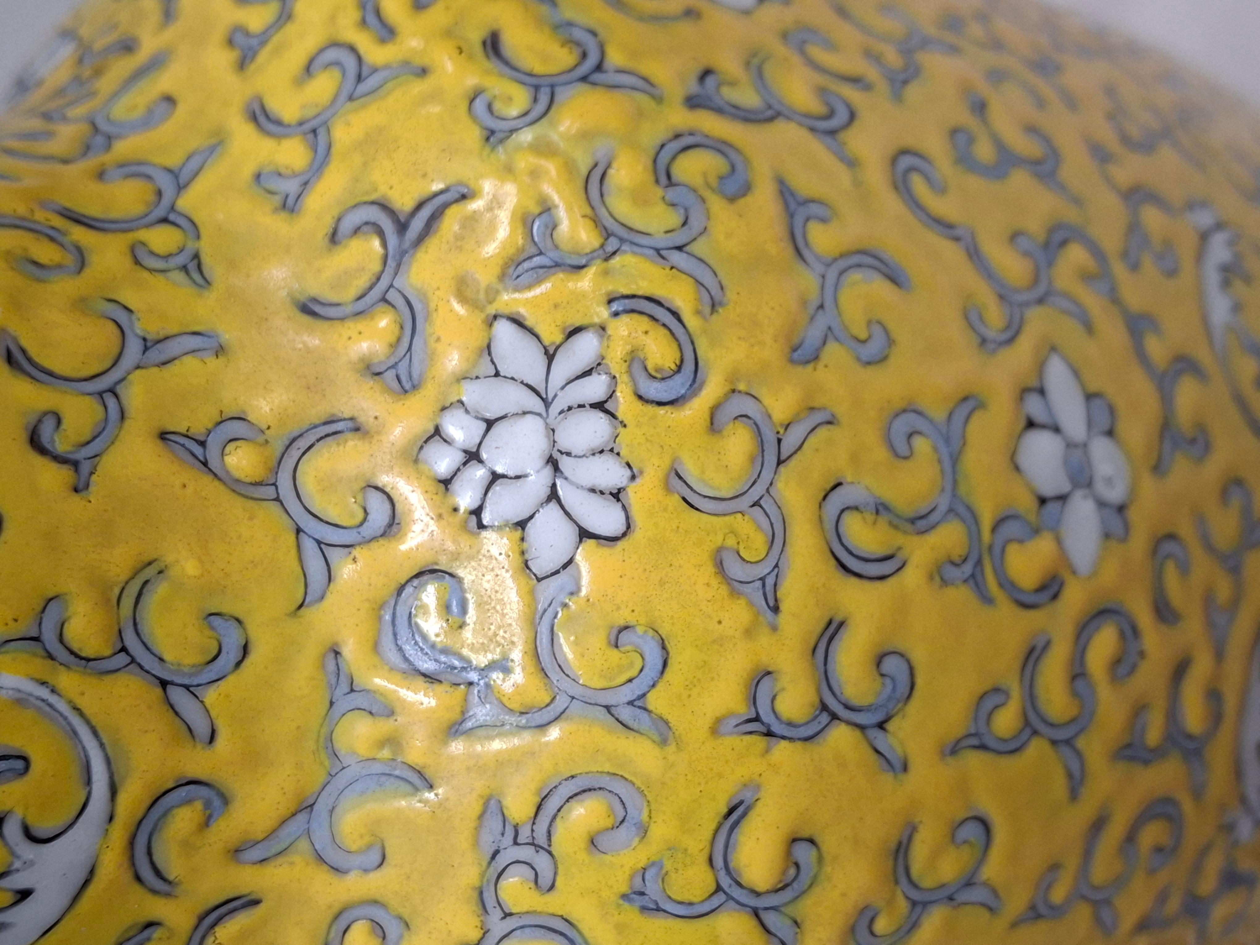 Chinese Famille Jaune Enameled Porcelain Vase Mounted as Lamp siglo XX en venta