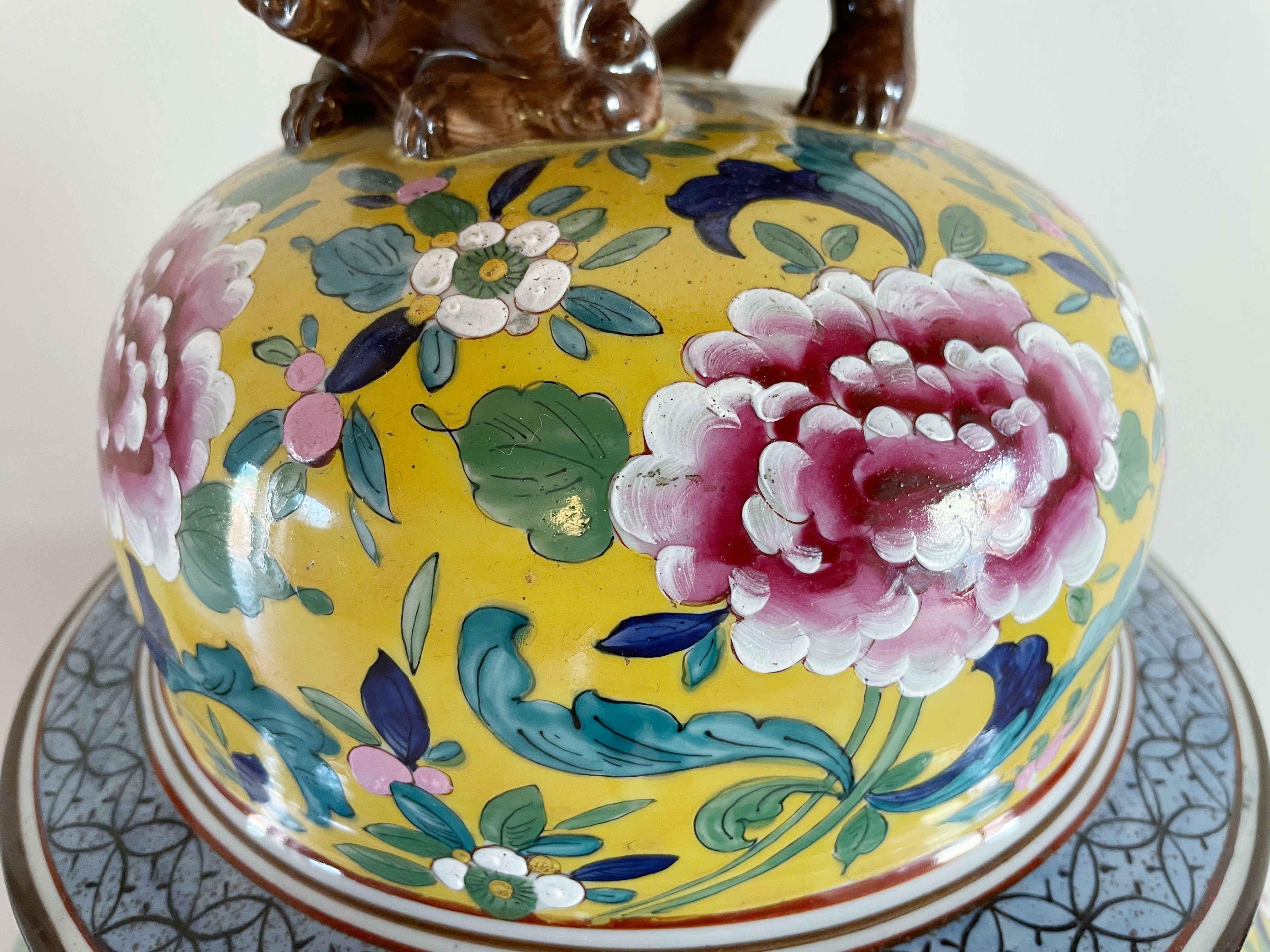 Jarra con tapa de porcelana china Famille Jaune en venta 3